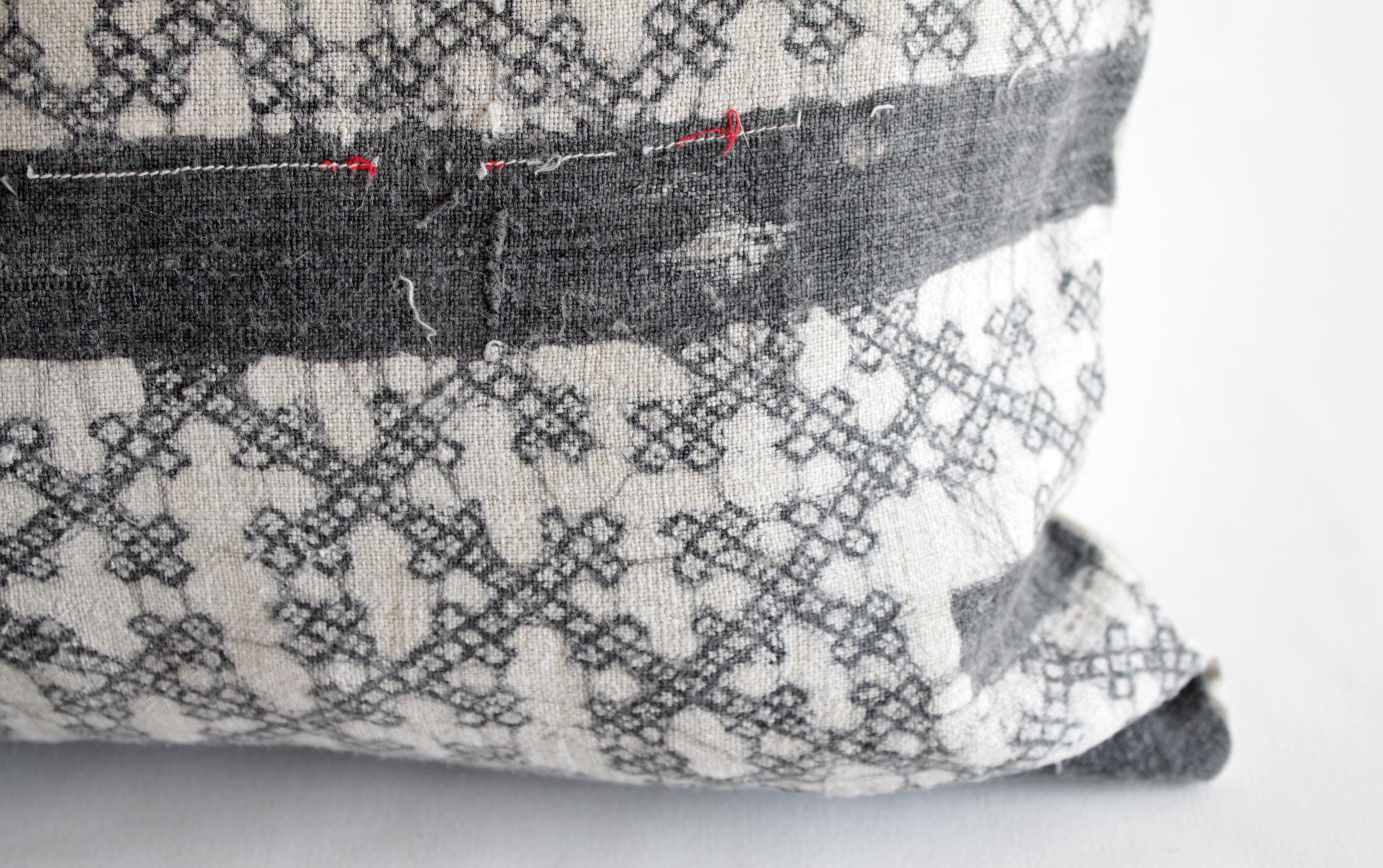 Asiatique Coussin d'appoint Vintage Batik en lin naturel gris foncé noir