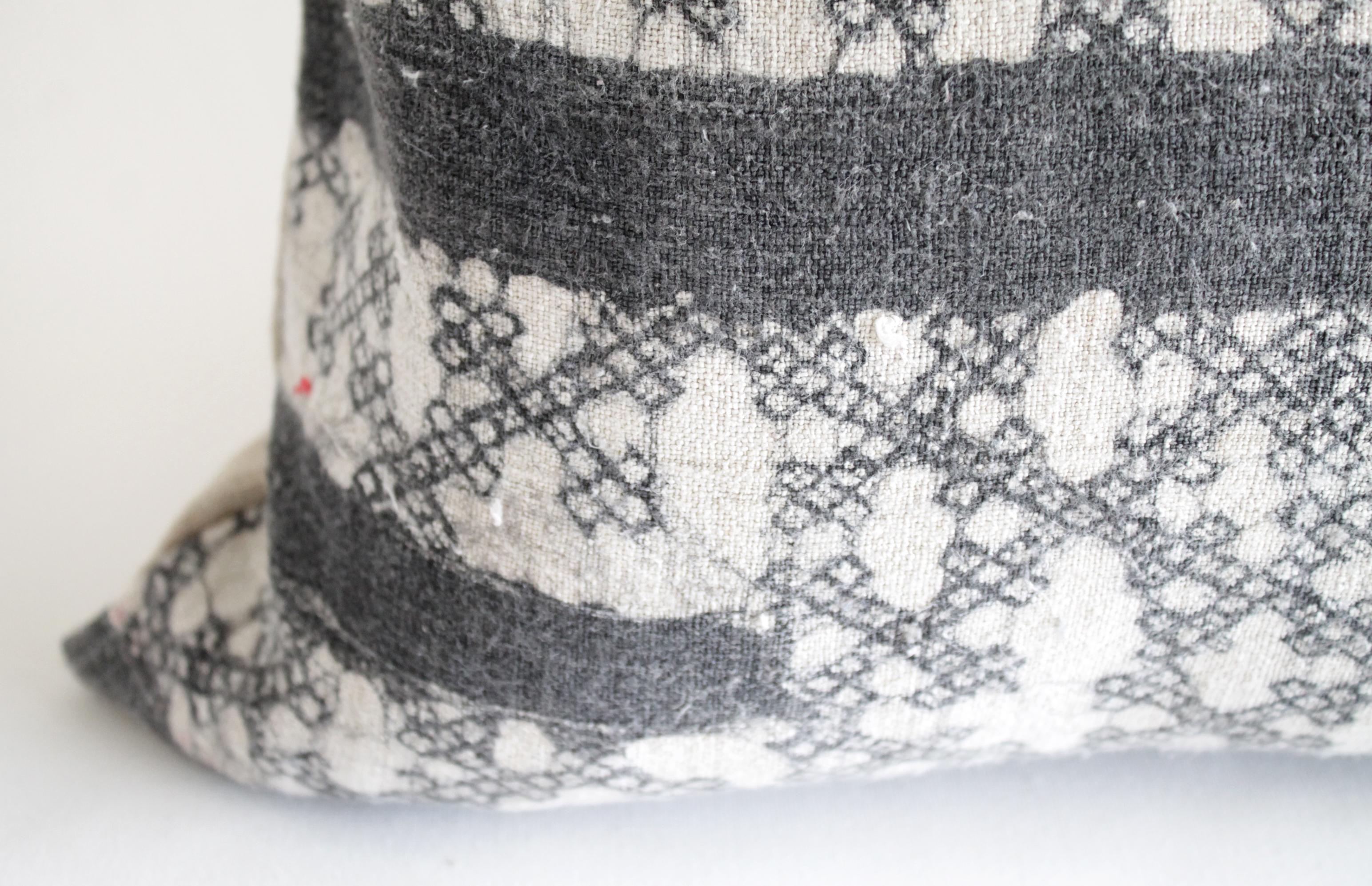 Coussin d'appoint Vintage Batik en lin naturel gris foncé noir Bon état à Brea, CA