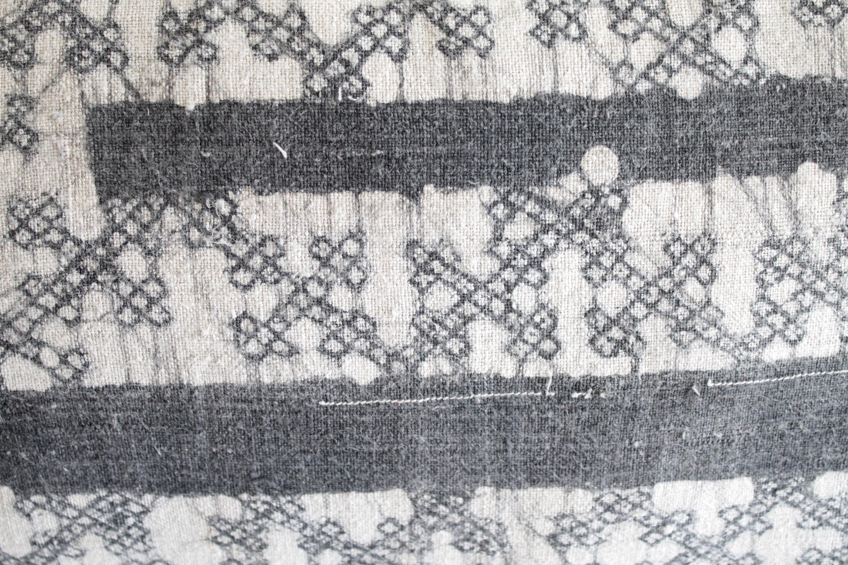 XXIe siècle et contemporain Coussin d'appoint Vintage Batik en lin naturel gris foncé noir