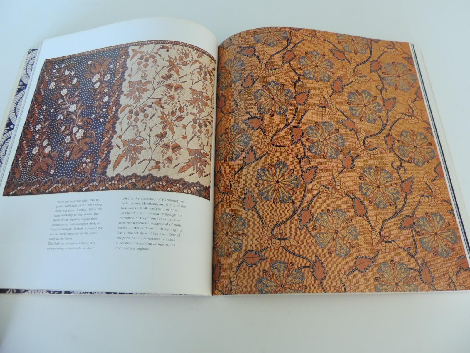 Vintage Batik Design Decorating Softcover Decorating Book  In Good Condition In Oakland Park, FL