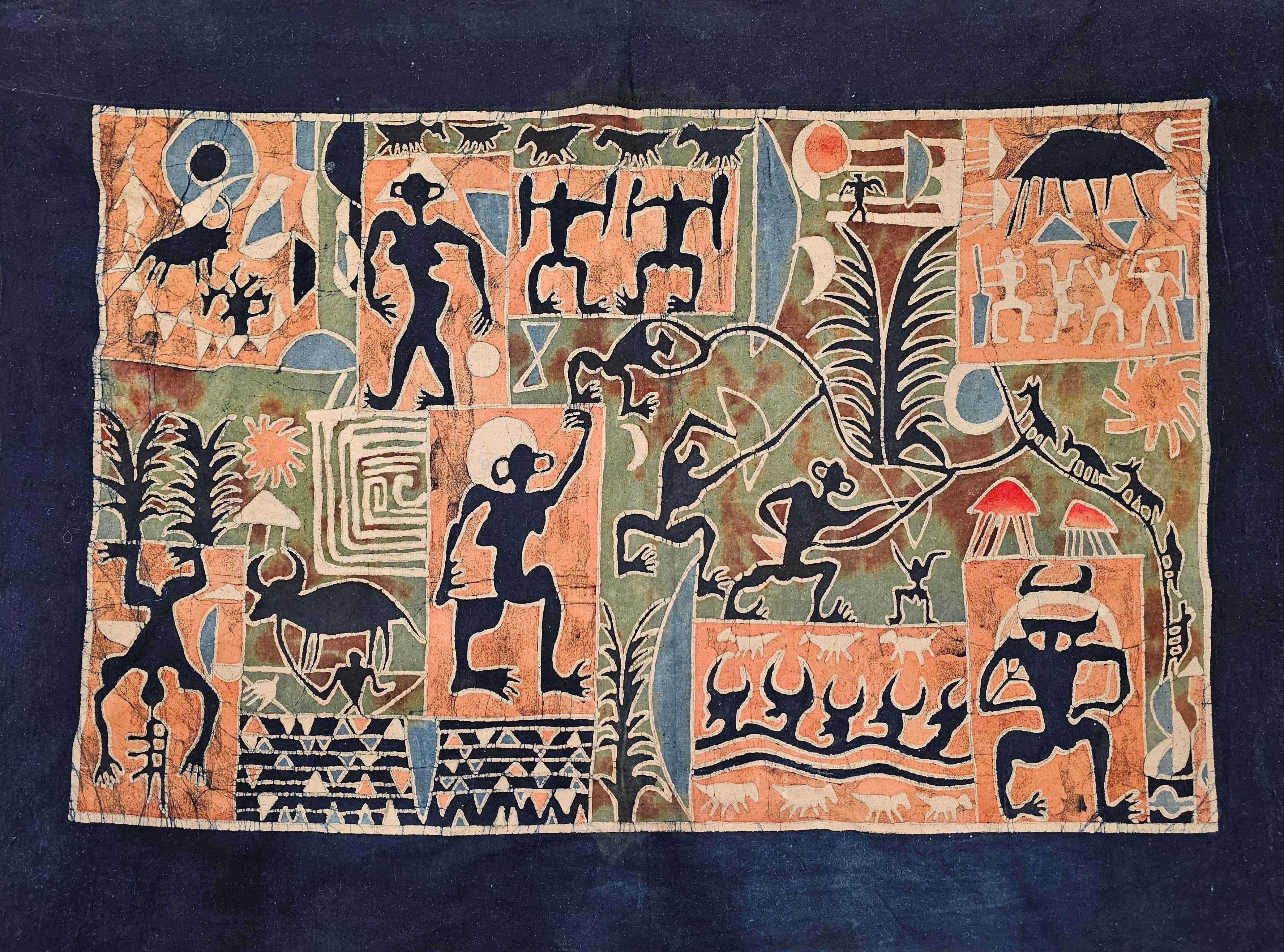 Dieses asiatische Batik-Gemälde im Vintage-Stil ist ein fesselndes Beispiel für traditionelle Textilkunst. Das auf indigoblauem Stoff handgemalte Stück zeigt ein dynamisches Arrangement von Stammes- und Volksszenen, darunter ausdrucksstarke
