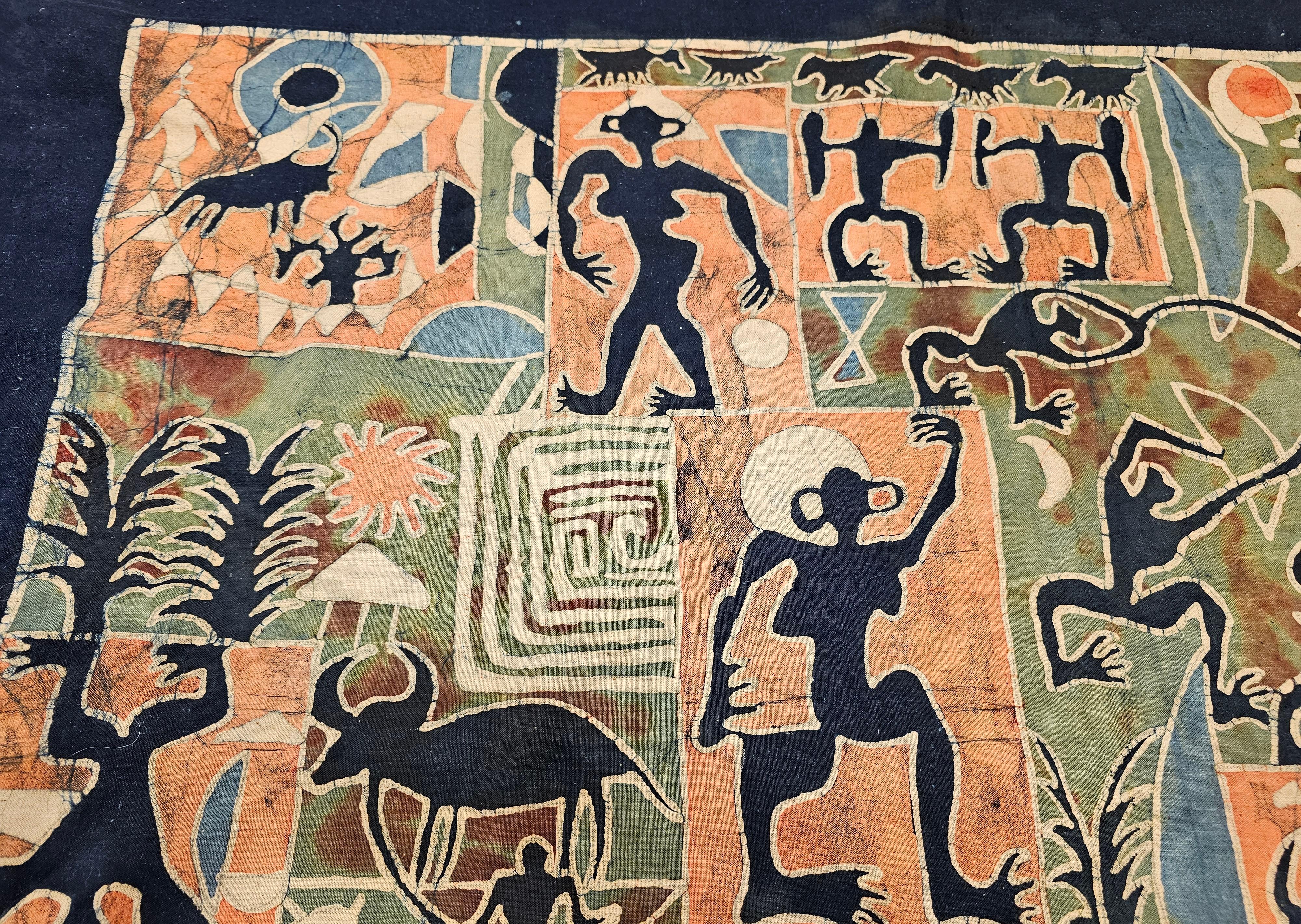 Asiatische Batik-Stoffmalerei im Vintage-Stil - Tribal Folk Wall Art in Indigo, Ziegelrot (Textil) im Angebot