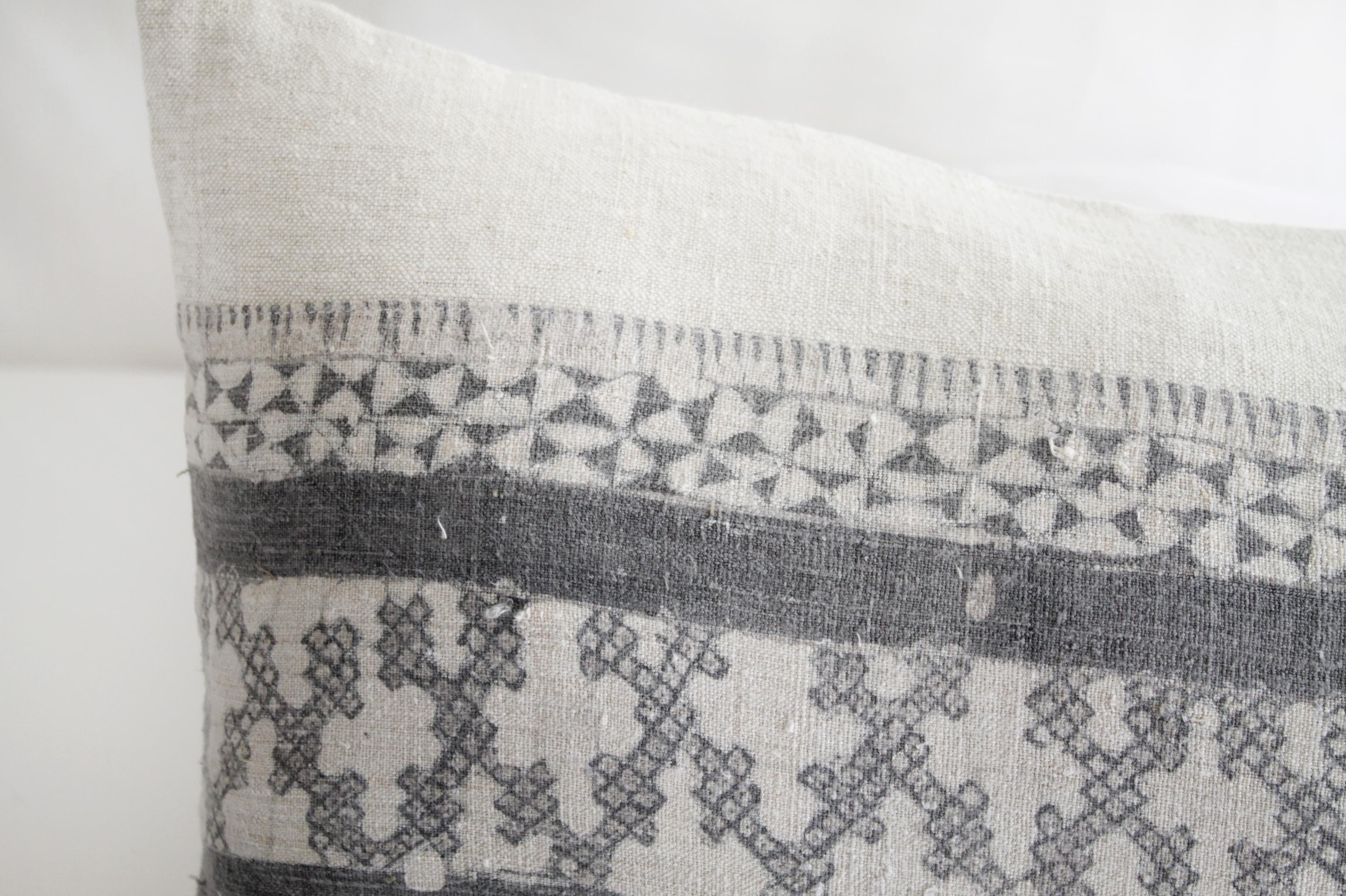 Vintage batik accent pillow in dark grey with natural linen
Face of this pillow is a beautiful off-white/ natural color with dark charcoal colored lines and patterns, color blocked with light natural linen. A solid natural linen backing, with hidden