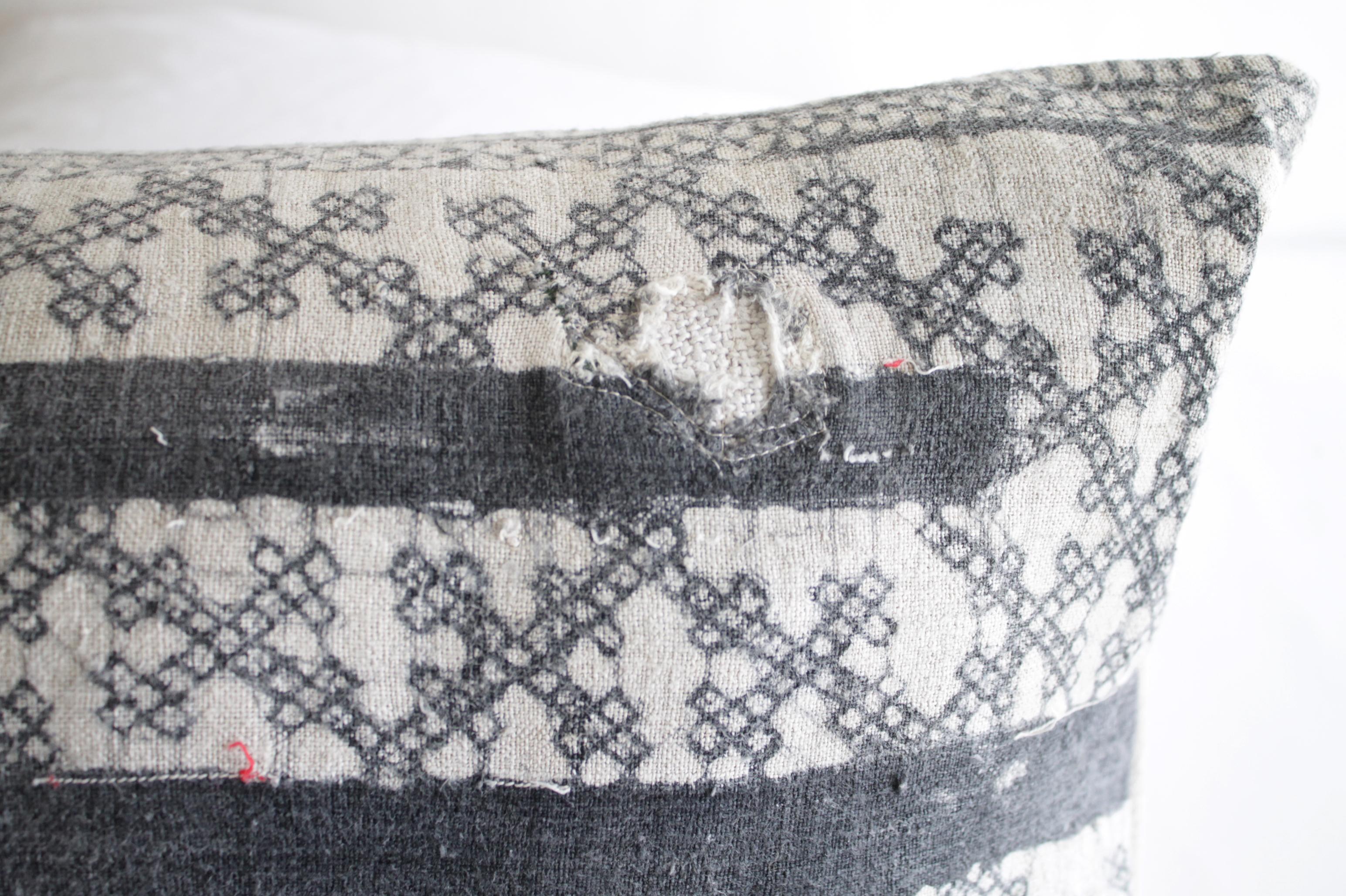 Vintage batik accent pillow in dark grey with natural linen
Face of this pillow is a beautiful off-white/ natural color with dark charcoal colored lines and patterns. A small grain sack patch gives this its unique character.
A solid natural linen