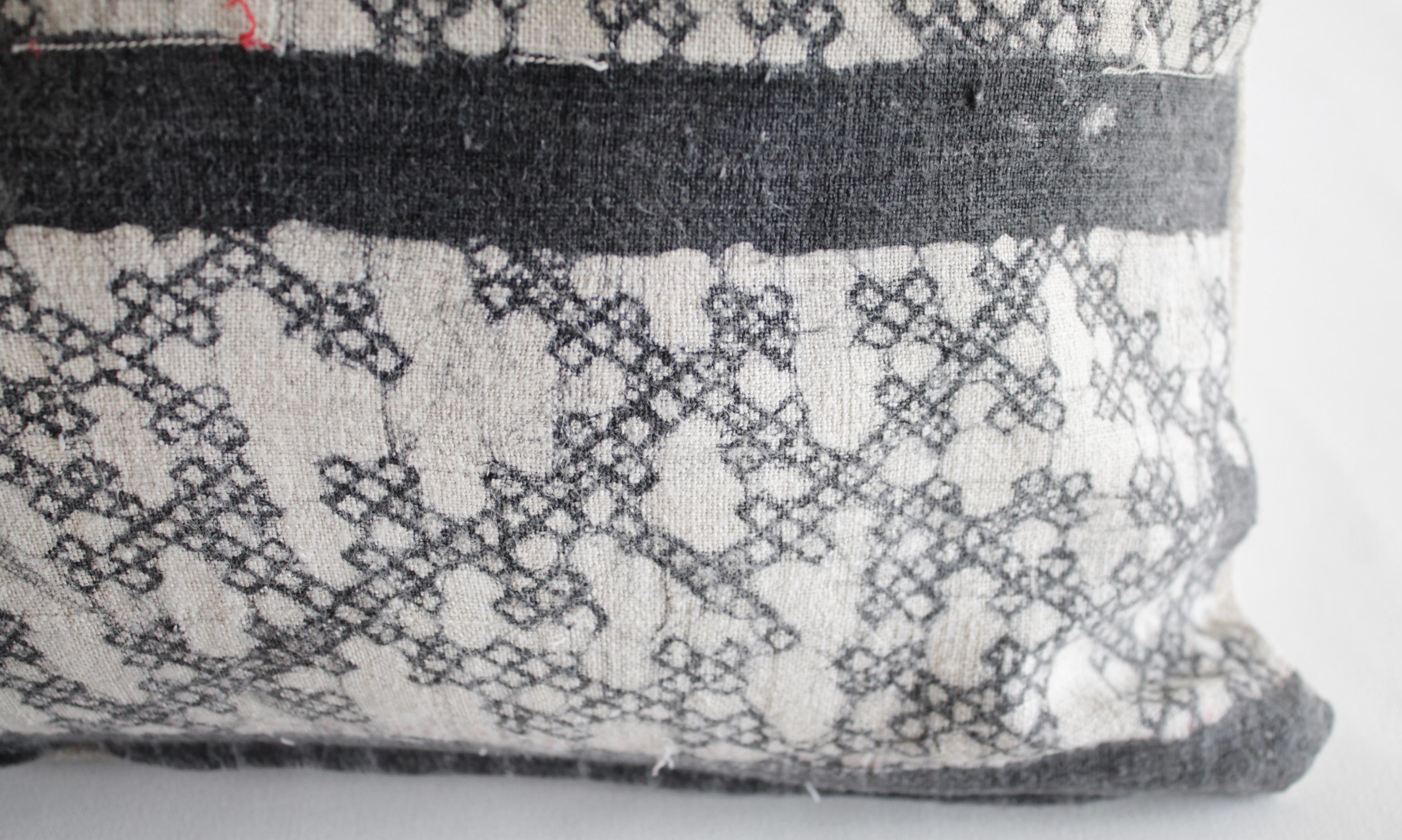Vintage Batik Lumbar Accent Pillow in Dark Grey Black with Natural Linen In Good Condition In Brea, CA