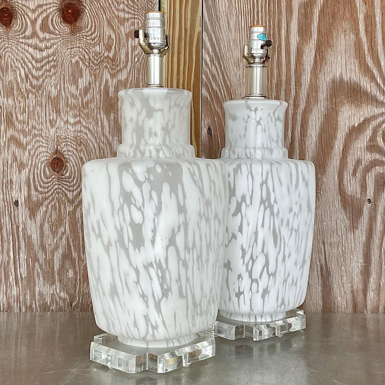Nord-américain Paire de lampes de table vintage en verre dépoli Bauer en vente