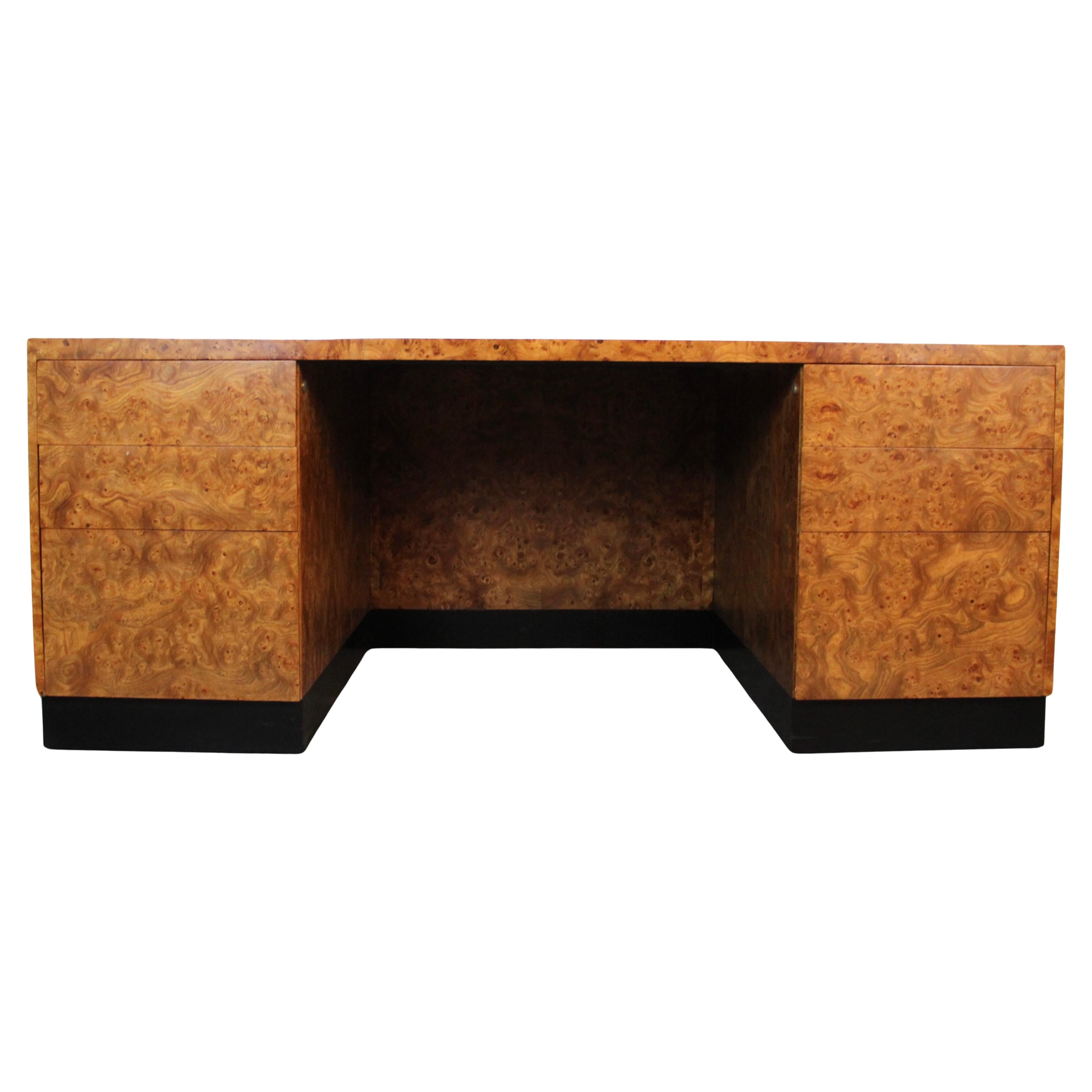 Elegante e sorprendente, questa scrivania direzionale vintage riprende l'estetica iconica di Milo Baughman con le sue linee pulite, la ricca impiallacciatura in legno di radica e la forma elegante e minimalista. Realizzato su misura e splendidamente