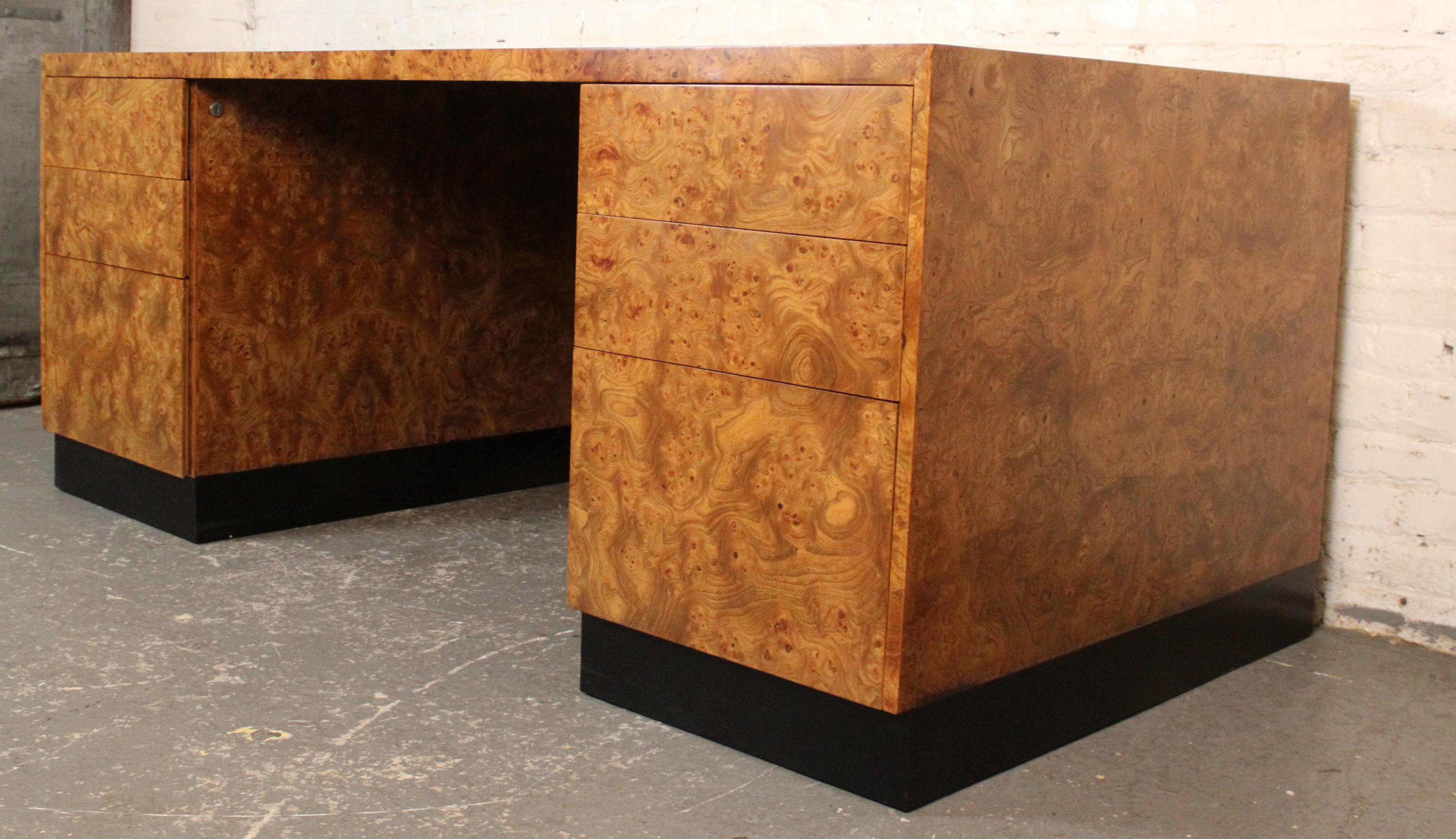 Mid-Century moderno Scrivania direzionale in radica personalizzata in stile Baughman d'epoca in vendita