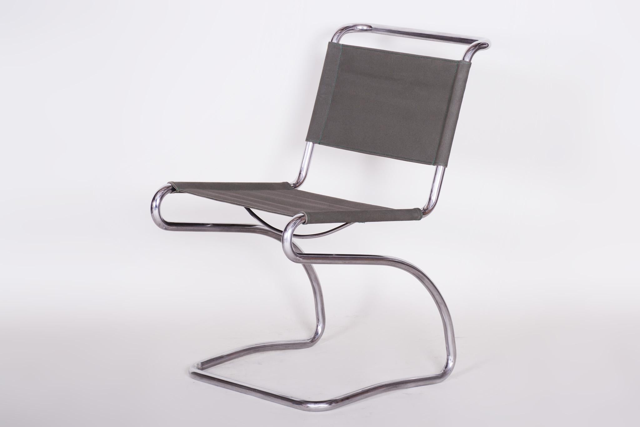 Double suspension chair.

This original Bauhaus chair manufactured by UP Zavody Brno and Designed by Jindrich Halabala are a perfect representation of the simplistic elegance of the Bauhaus Era.

Model number: H-79
Designer: Jindrich