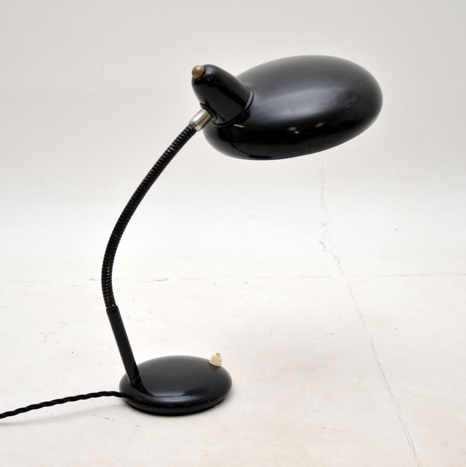 Superbe lampe de bureau Bauhaus vintage, probablement fabriquée par Escolux en Allemagne dans les années 1930.

La qualité est fantastique, le design est magnifique et la taille est belle et pratique.

L'état est excellent pour son âge, avec juste
