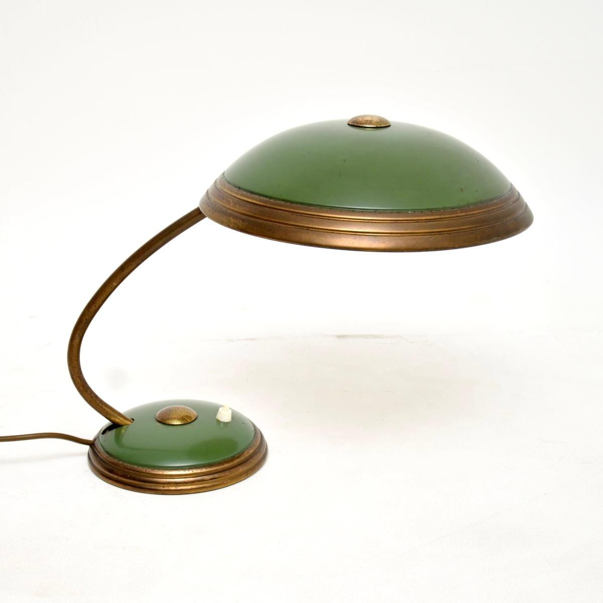 Allemand Lampe de bureau vintage Bauhaus en émail et laiton par Helo Leuchten en vente