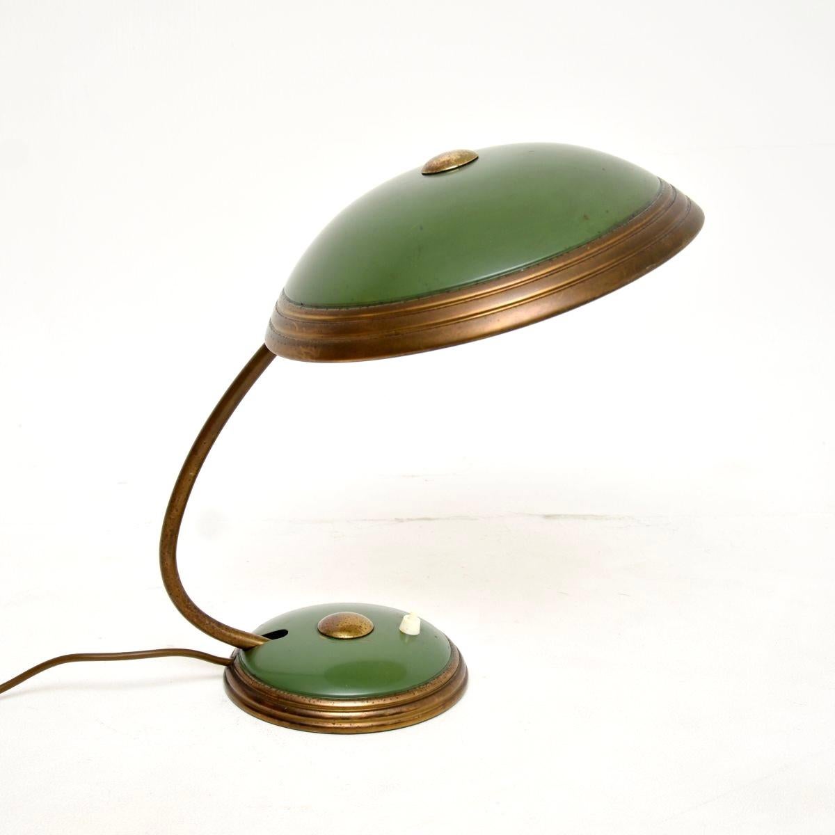 Émaill�é Lampe de bureau vintage Bauhaus en émail et laiton par Helo Leuchten en vente