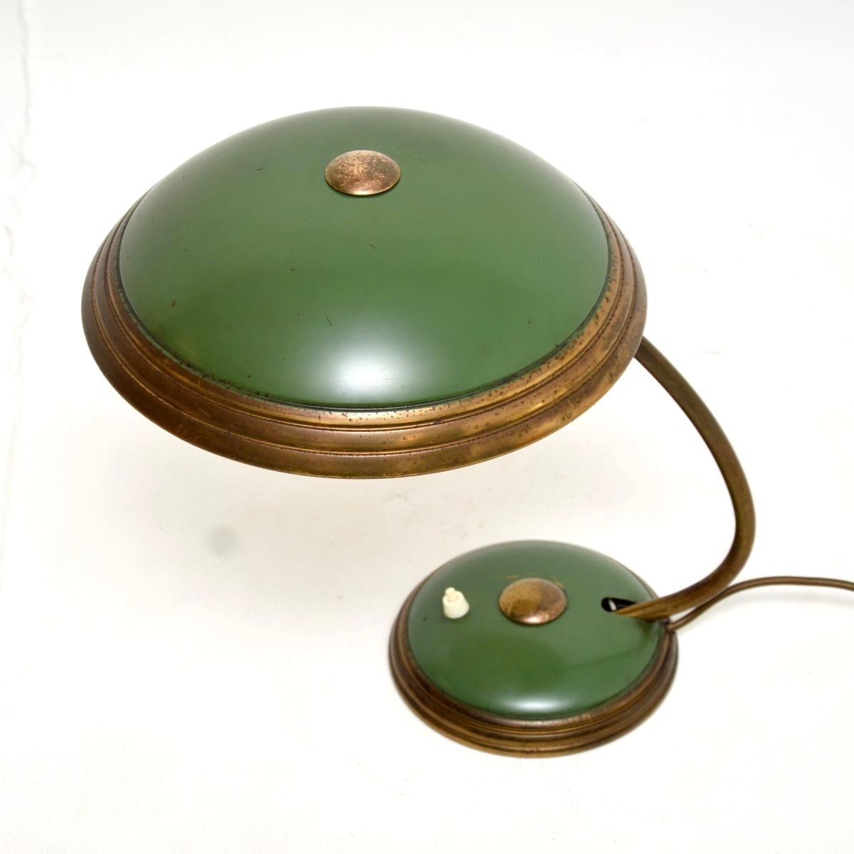 Lampe de bureau vintage Bauhaus en émail et laiton par Helo Leuchten Bon état - En vente à London, GB