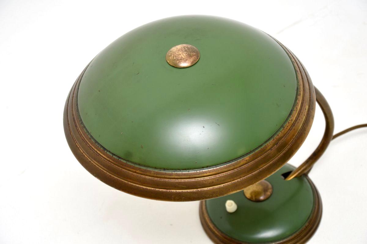 Milieu du XXe siècle Lampe de bureau vintage Bauhaus en émail et laiton par Helo Leuchten en vente
