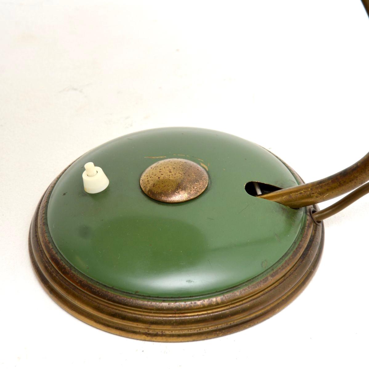 Laiton Lampe de bureau vintage Bauhaus en émail et laiton par Helo Leuchten en vente