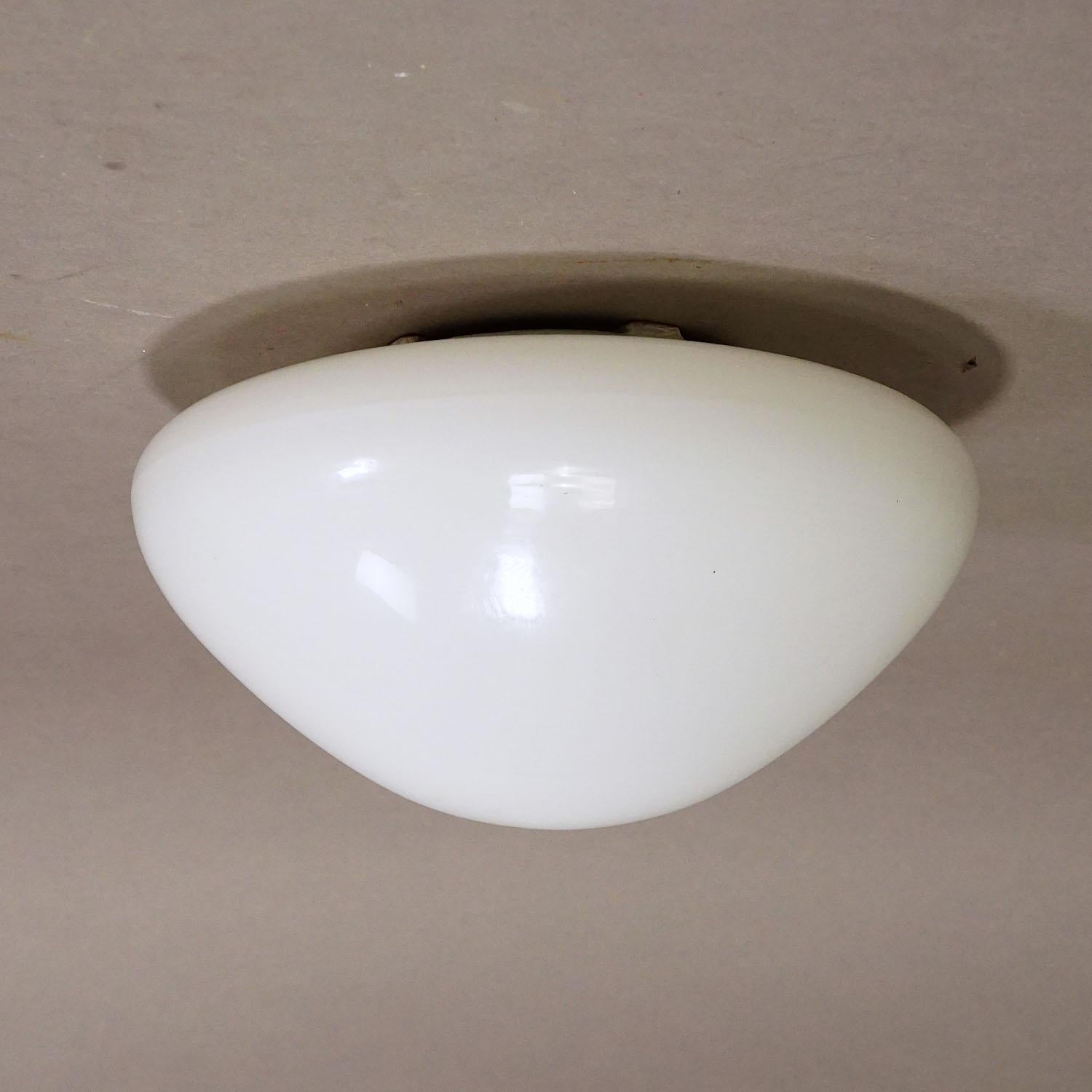 Diese Unterputzleuchte im Vintage-Stil wurde 1955 vom ehemaligen Bauhaus-Mitglied Prof. Wilhelm Wagenfeld für Lindner Leuchten in Bamberg, Deutschland, entworfen. Die Modellnummer dieser Lampe ist 339. Sie verfügt über einen weißen Opalglasdiffusor
