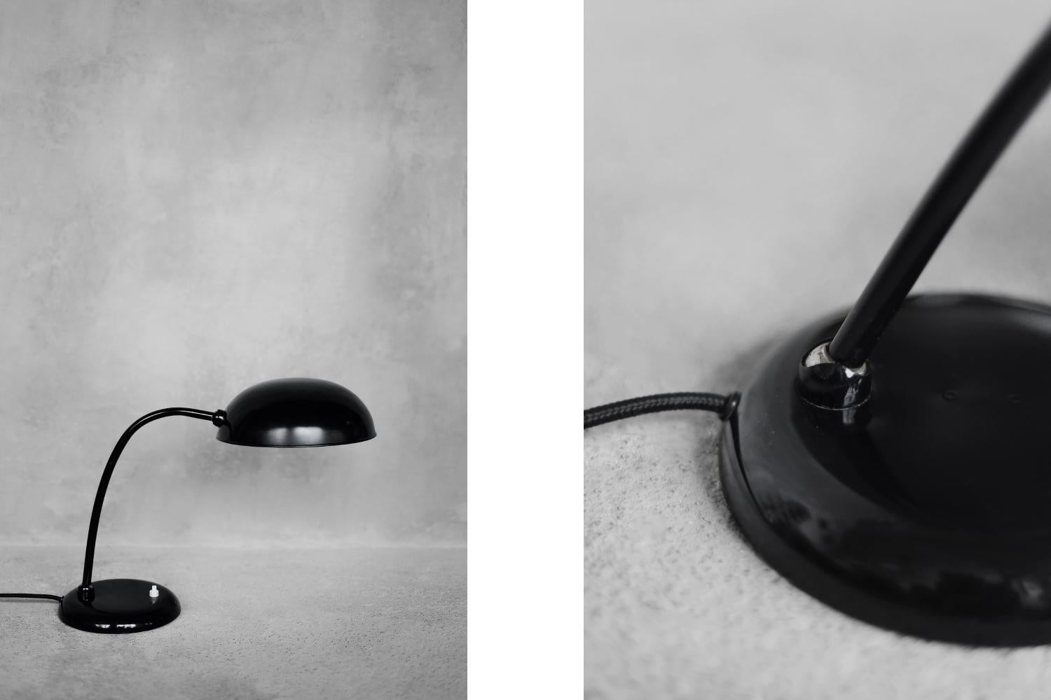 Cette lampe de table classique a été produite par la manufacture allemande Gebrüder Cosack (Gecos) dans les années 1940. Également connue sous le nom de lampe de médecin. La base est en fonte, l'abat-jour et le bras articulé sont en métal. Le bras