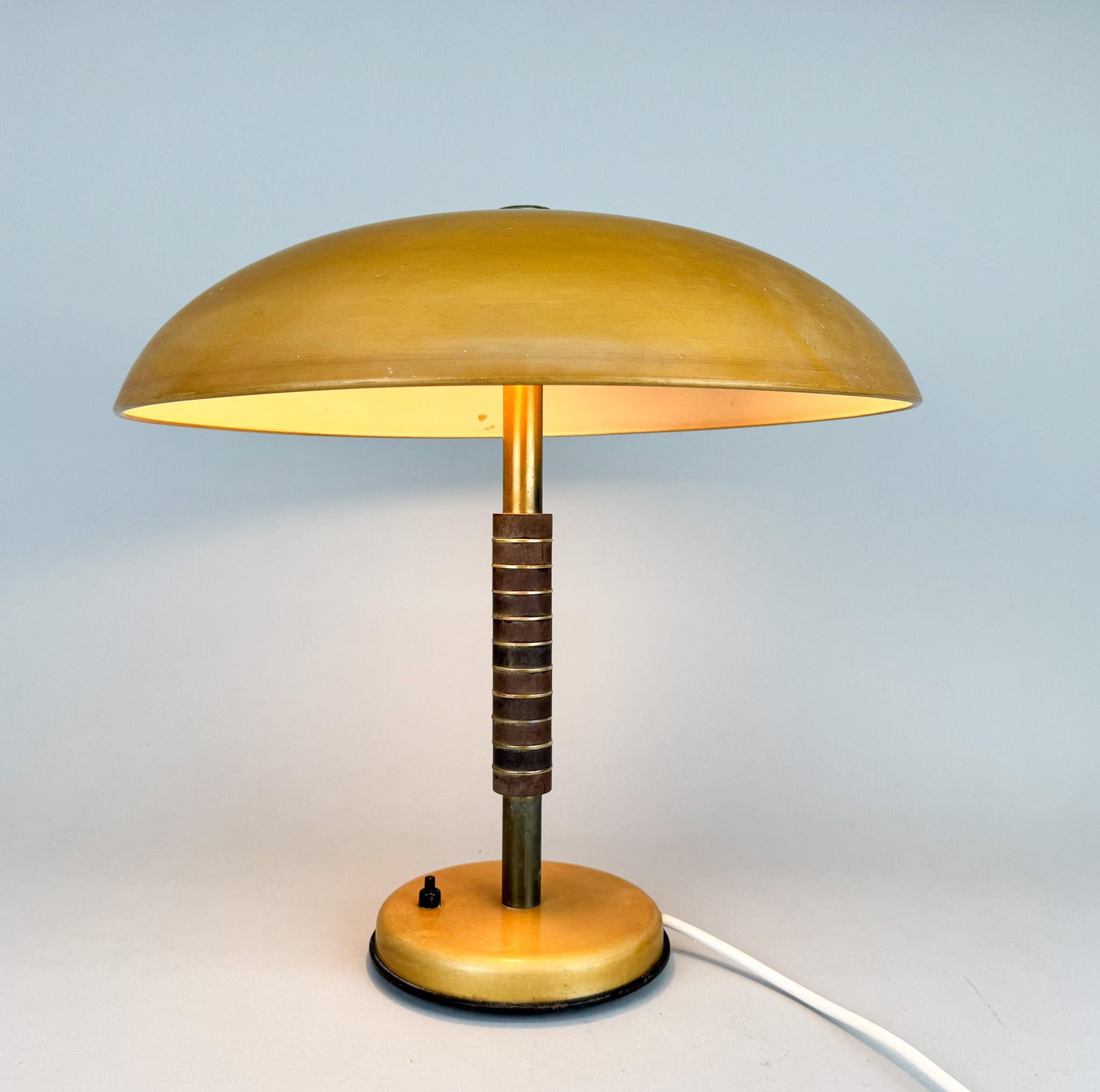 Eine schöne Bauhaus-Tischlampe im Vintage-Stil. Die Lampe ist aus Metall mit Bakelit- und Messingakzenten am Stiel gefertigt. Die Lampe ist in gutem Zustand mit geringen Altersspuren. 