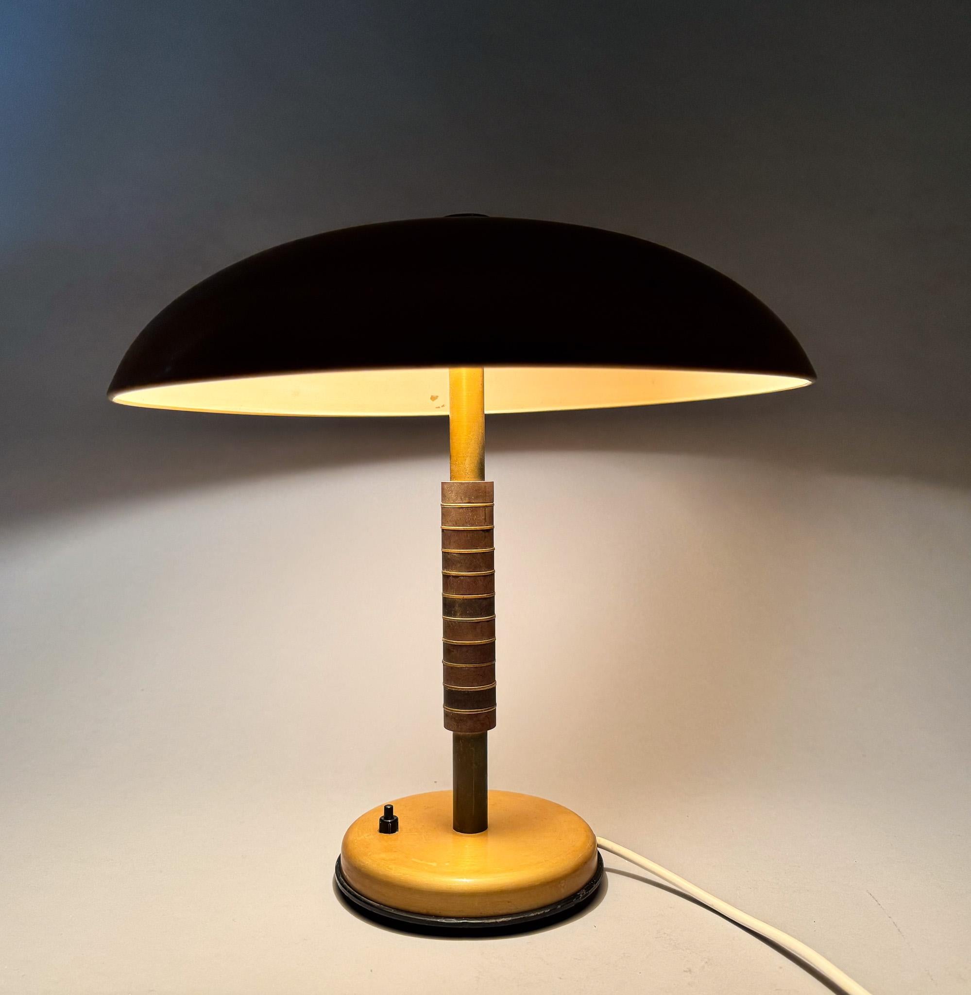 Bauhaus Metall & Bakelit Vintage  Tischlampe (Deutsch) im Angebot