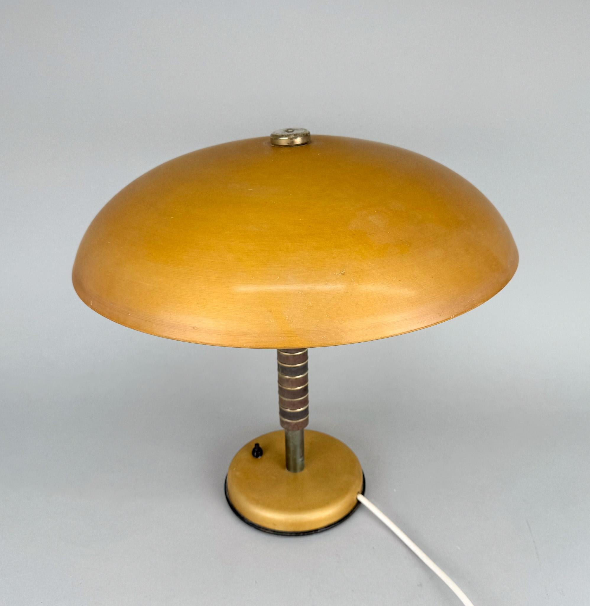 Bauhaus Metall & Bakelit Vintage  Tischlampe im Zustand „Gut“ im Angebot in Praha, CZ