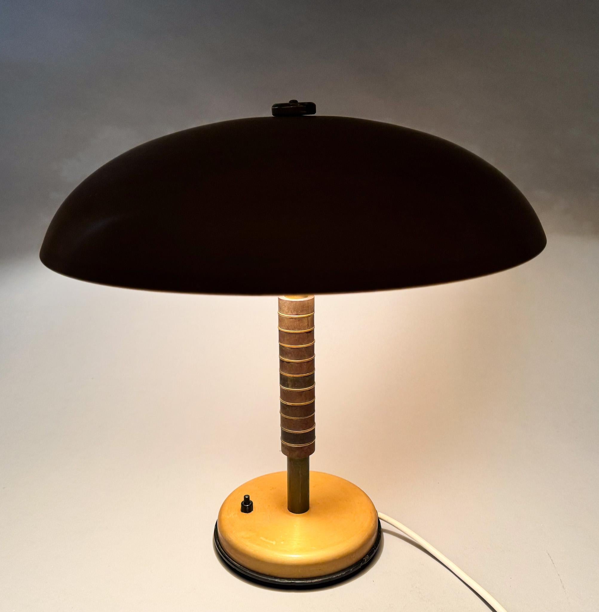 Bauhaus Metall & Bakelit Vintage  Tischlampe (Mitte des 20. Jahrhunderts) im Angebot
