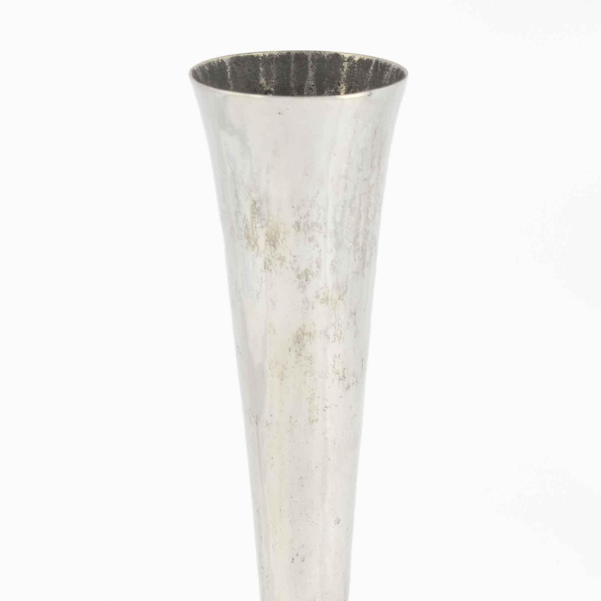 Art-Deco Orchid vase is an original decorative object realized in the 1930s.

Original pewter. 

Realized by Karl Raichle. Made in Germany. 

Very good conditions. 

Very beautiful decorative vase realized in pewter realized with handmade