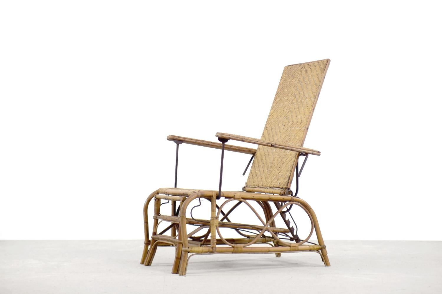 Ce fauteuil de style Bauhaus a été conçu par Erich Dieckmann en Allemagne dans les années 1930. Cette chaise est fabriquée à partir de trois types de matériaux : le rotin, le bambou et le métal. L'utilisation de bois dur et de canne à sucre de haute