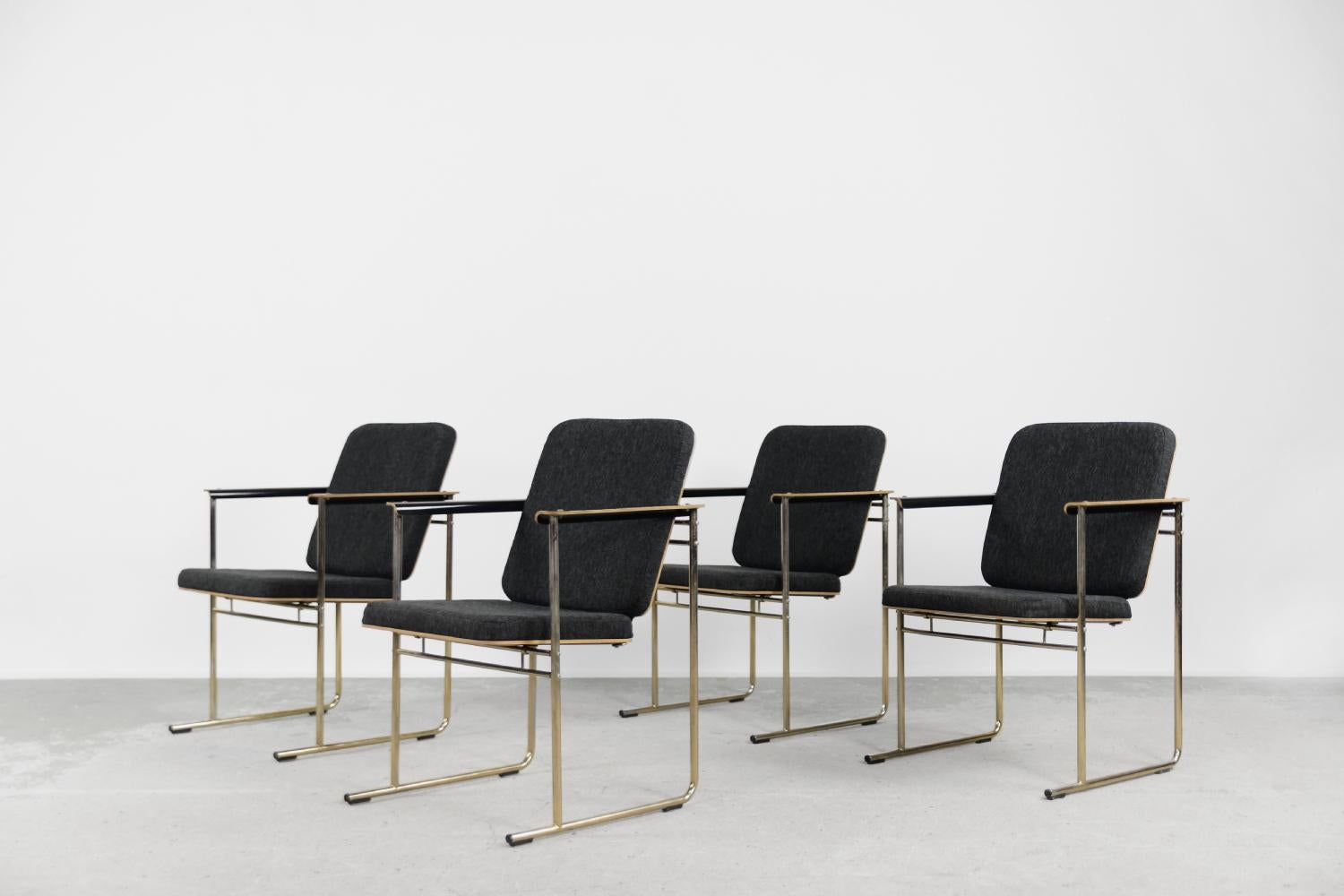 Cet ensemble de quatre chaises Skaala a été conçu par Yrjö Kukkapuro pour la manufacture finlandaise Avarte dans les années 1980. Grâce à leur look moderne et minimal, ils trouveront facilement leur place dans le salon ou le bureau. La chaise Skaala