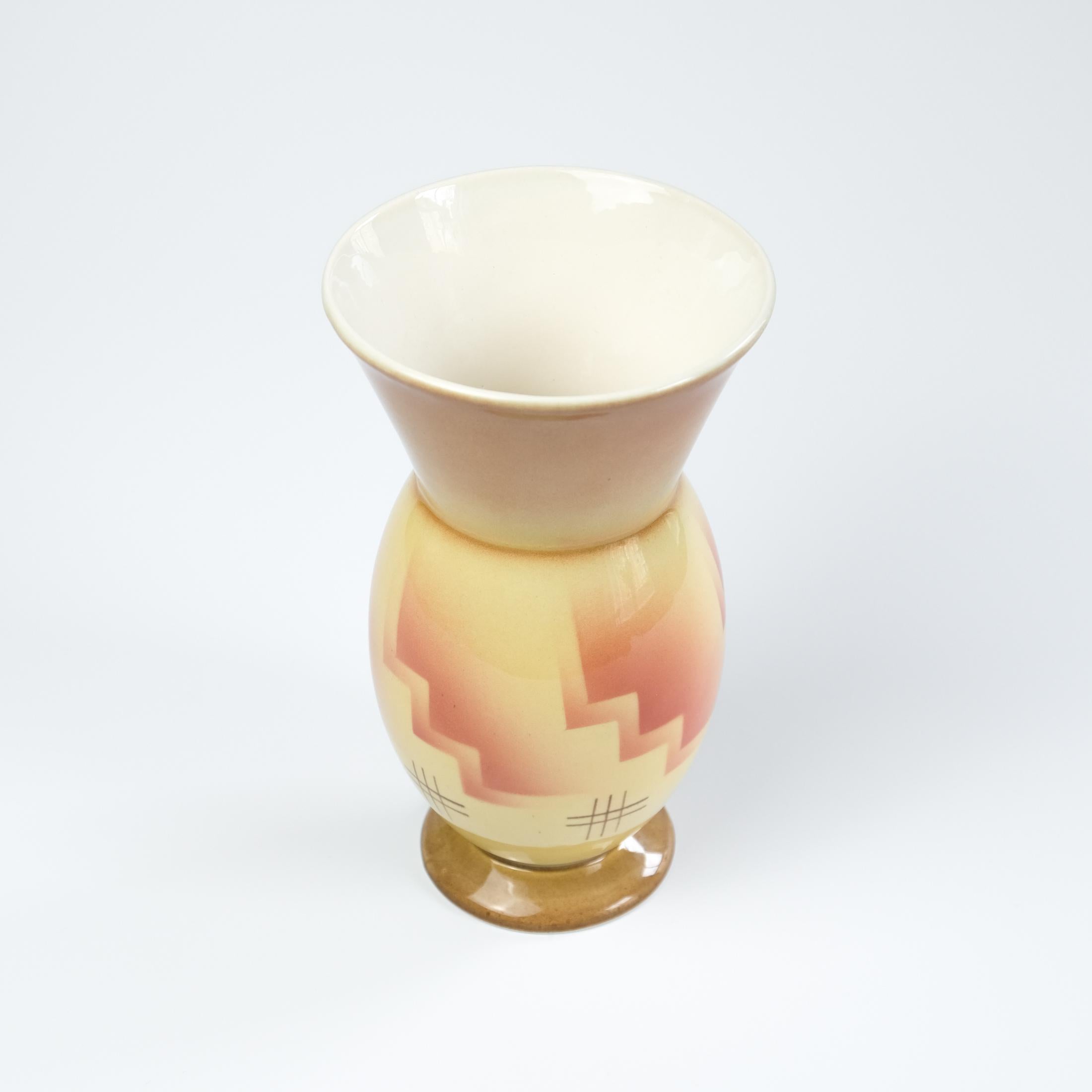 Nous proposons à la vente un vase en céramique de style moderniste allemand, Bauhaus, de type 
