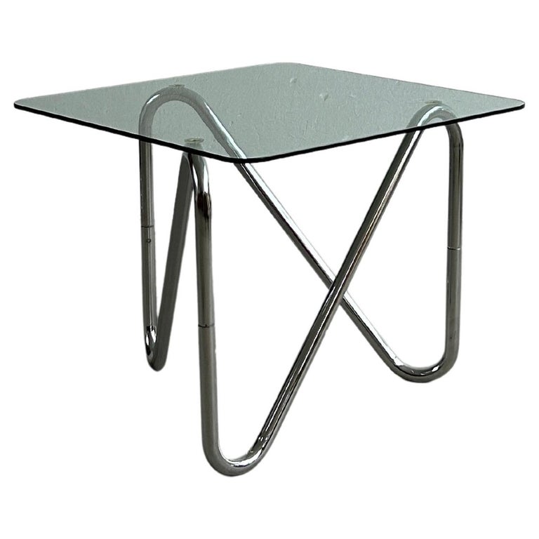 Modernistischer Couchtisch im BauhausStil, linearer röhrenförmiger