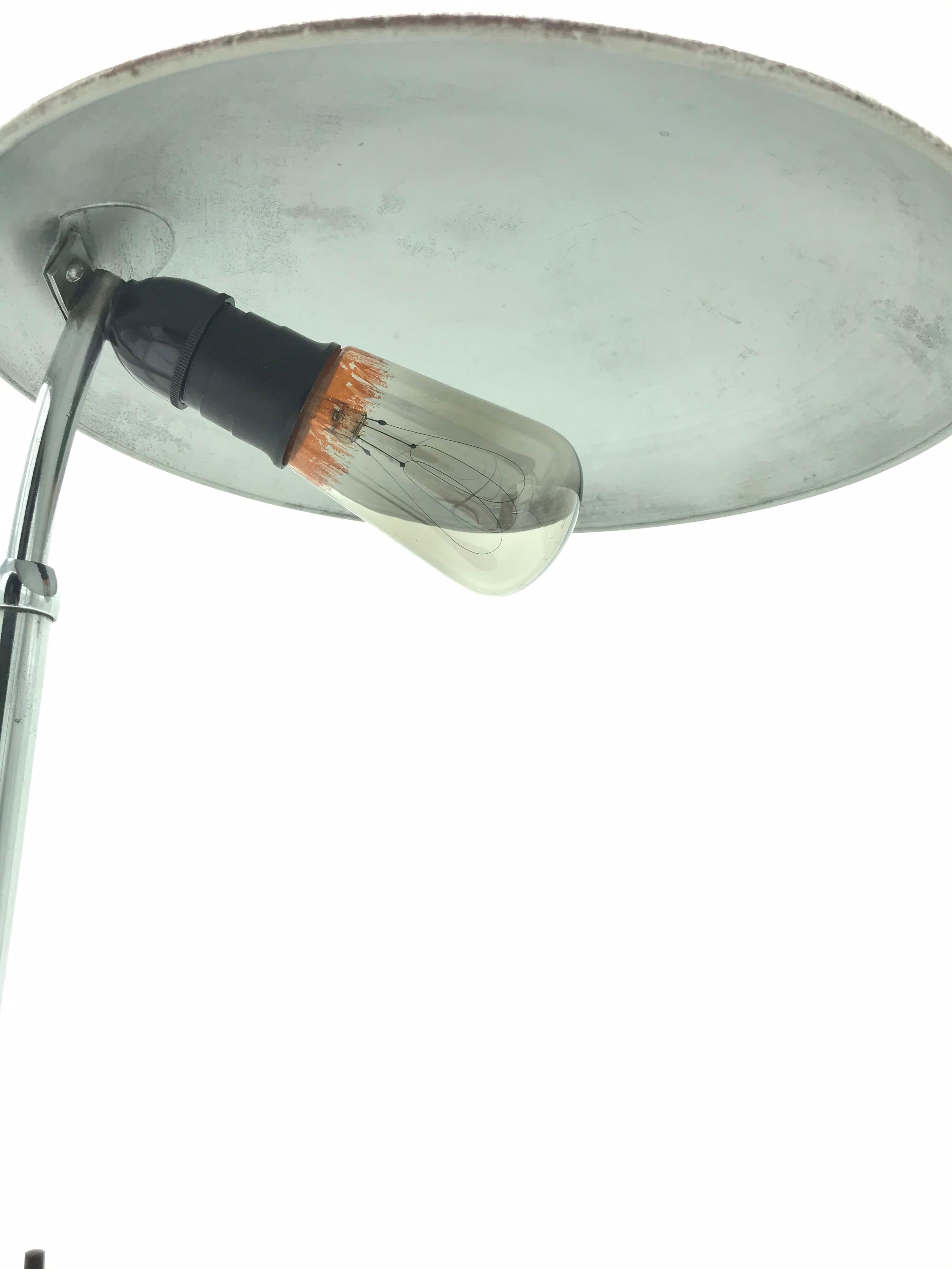 Lampe de table vintage Bauhaus.
Datant des années 1930, les surfaces sont joliment usées et patinées.
Recâblé et inclus dans la vente est une ampoule antique à filament de carbone qui donne une belle lumière chaude. 

   
 