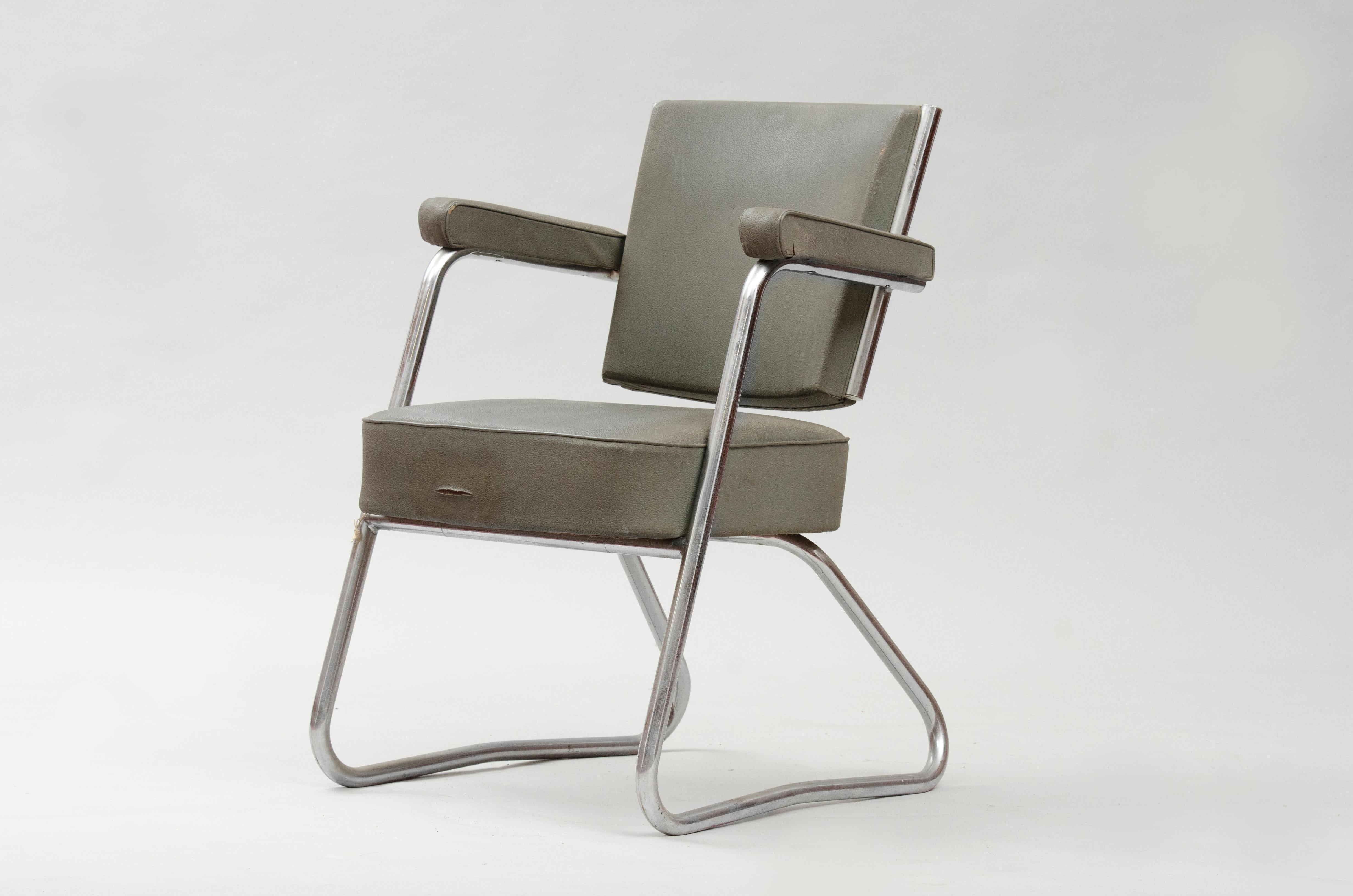 Vintage Bauhaus tubular chromed steel and green vinyl desk chair, needs new upholstery.
This item is in original condition, can be sold as it is or fully restored.