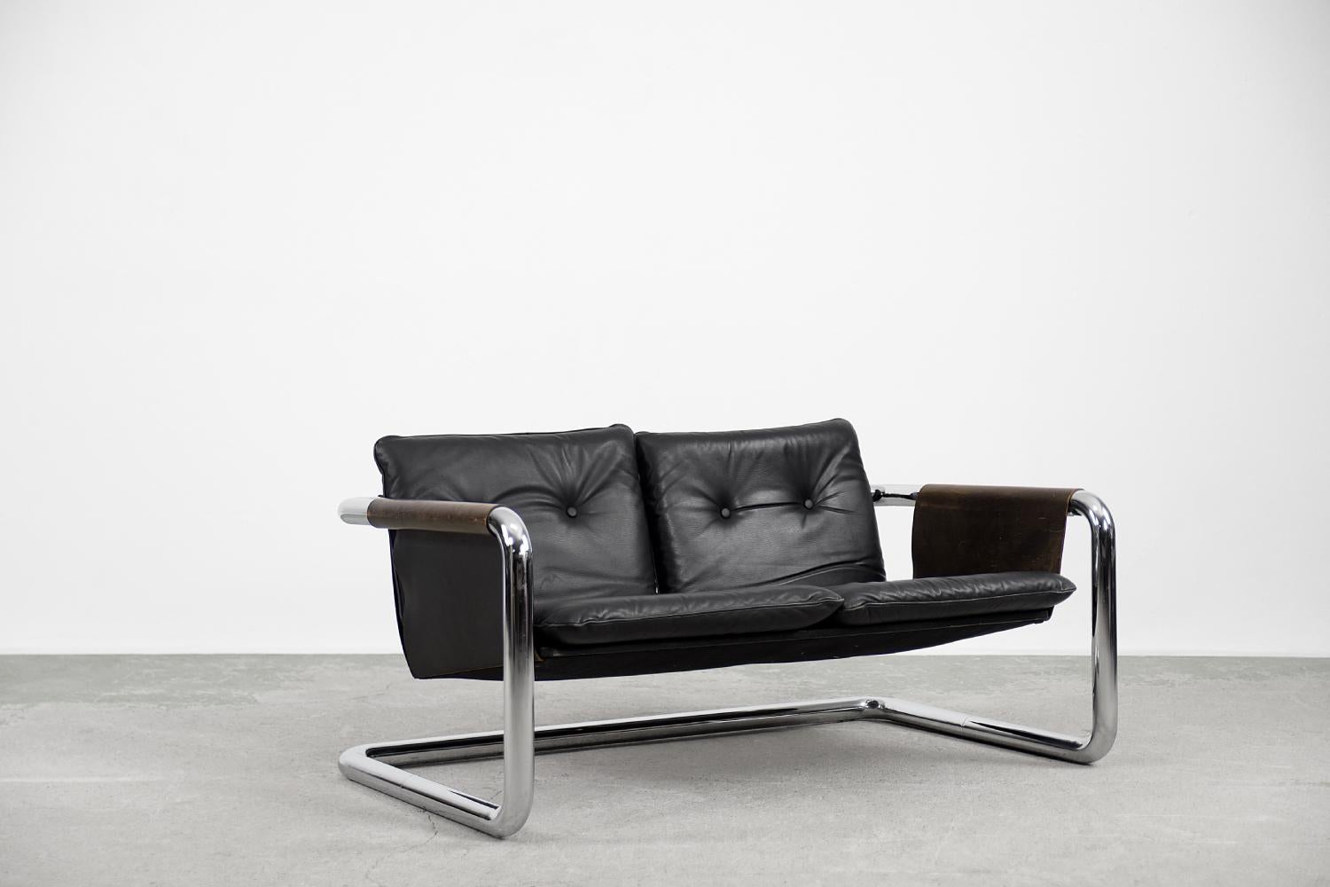 Ce rare canapé en cuir a été conçu dans les années 1950. Une forme faisant référence au design de l'école Bauhaus, où l'objectif était de combiner l'imagination créative, l'art et la technologie avec les connaissances pratiques et l'artisanat. Les
