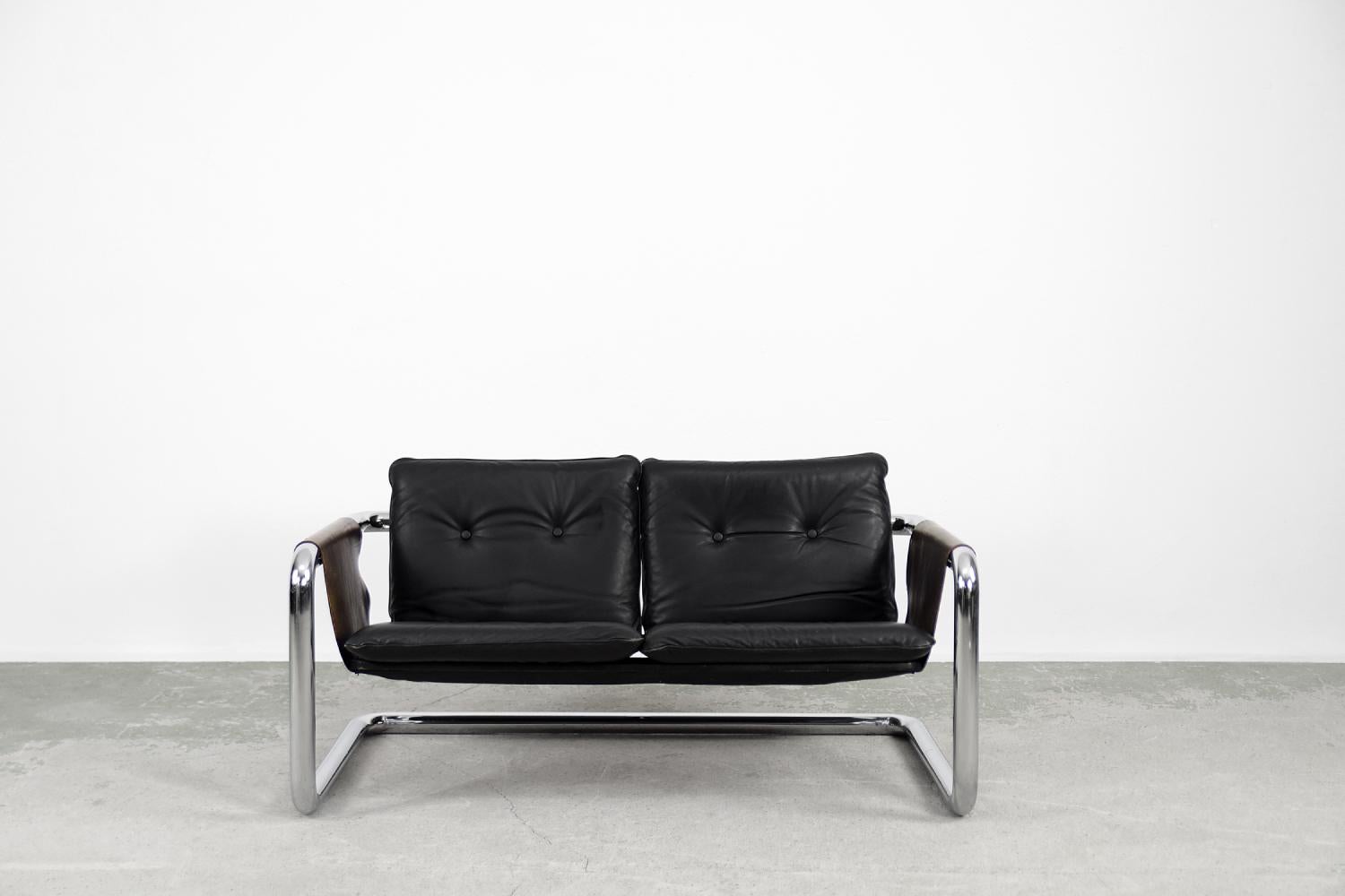 Seltenes brutalistisches Bauhaus-Sofa aus Metallrohr und dunklem Leder im Vintage-Stil, 1950er Jahre (Brutalismus) im Angebot