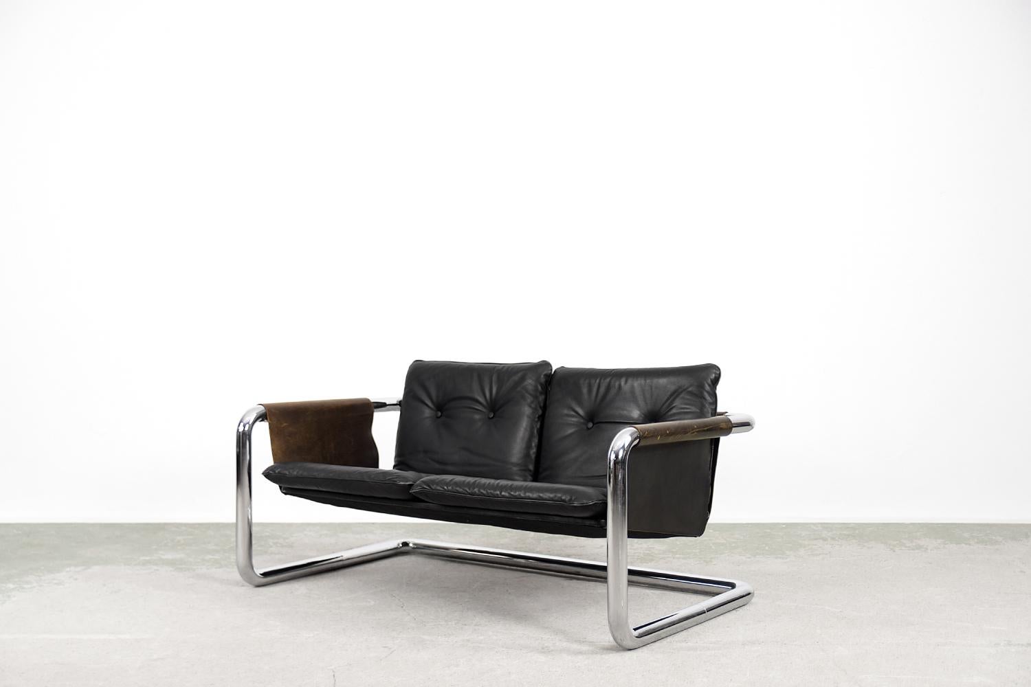 Cuir Rare canapé vintage brutaliste Bauhaus en métal tubulaire et cuir foncé, années 1950 en vente