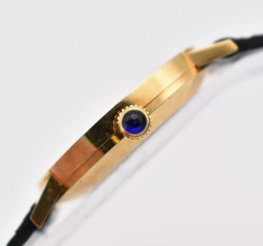 Baume & Merciers 18ct Gold Armbanduhr mit schwarzem Animal Print Lederarmband 
Vintage Baume & Mercier's 18ct Gold Wrist Watch Brand New Old Stock Never Worn.
Dies ist von einem ehemaligen London Jewellers verstorbenen Nachlass Lager circa