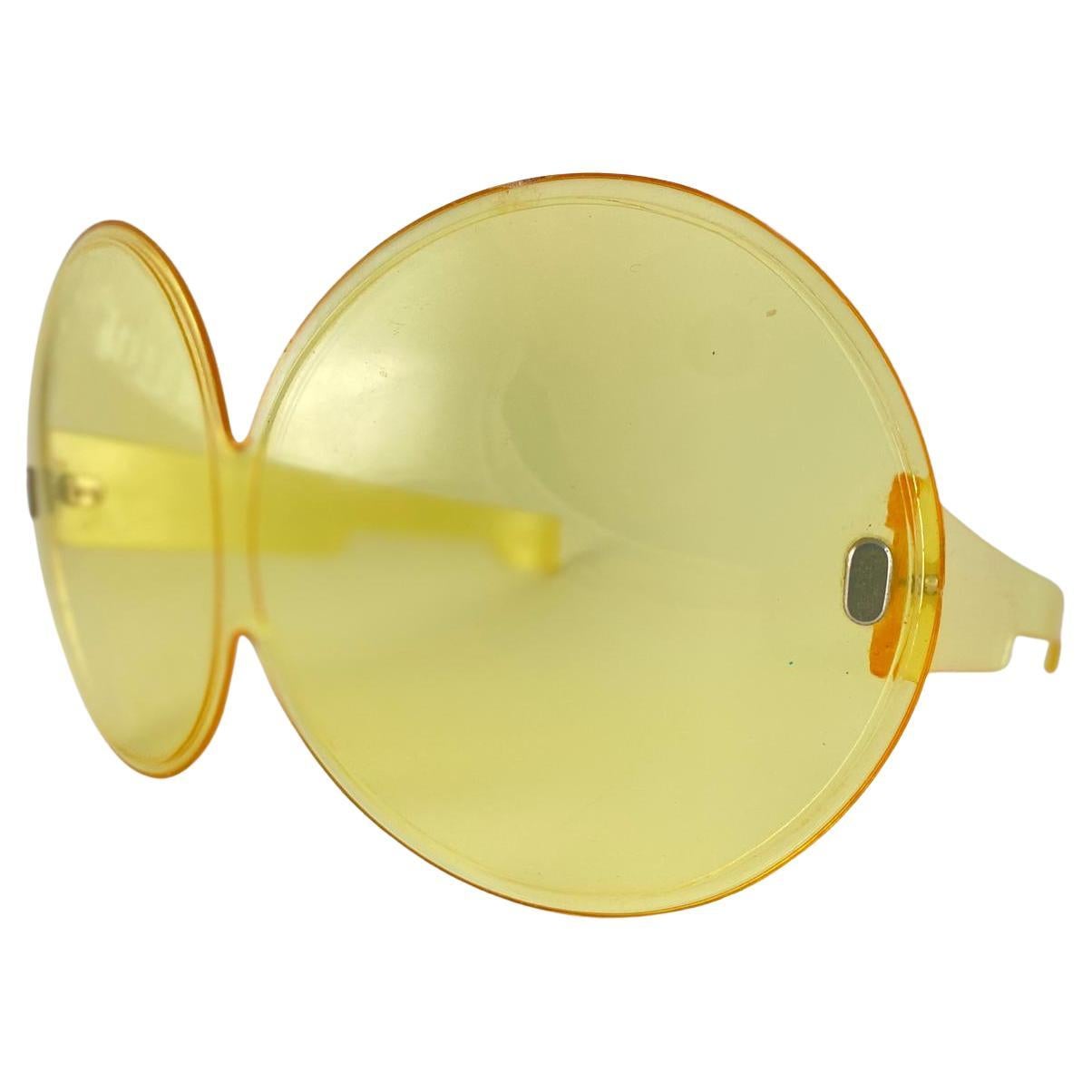 

Seldom Vintage Bausch & Lomb Uber Space Age Montura Sobredimensionada Amarillo Claro. Una verdadera rareza nunca vista en venta.
Este artículo presenta pequeños signos de desgaste en forma de arañazos similares a pelos debido a más de 60 años de