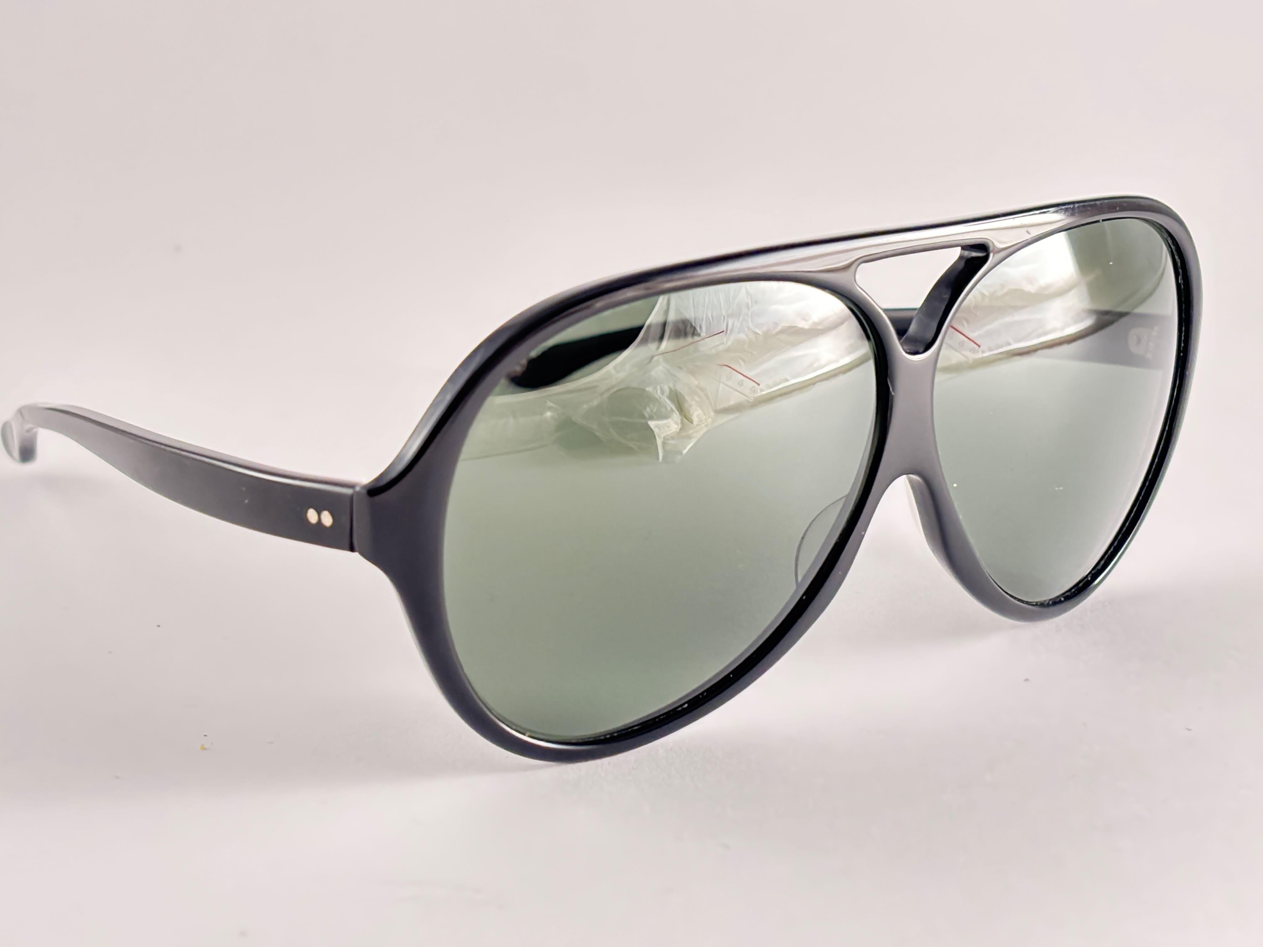  Ray-Ban Bausch & Lomb Belhurst Vintage.
Tiefschwarzer Rahmen in Übergröße mit hellgrauen Gläsern.
 Entworfen und hergestellt in den USA.

Dieses Element zeigen kleinere Zeichen der Abnutzung durch die Lagerung.










