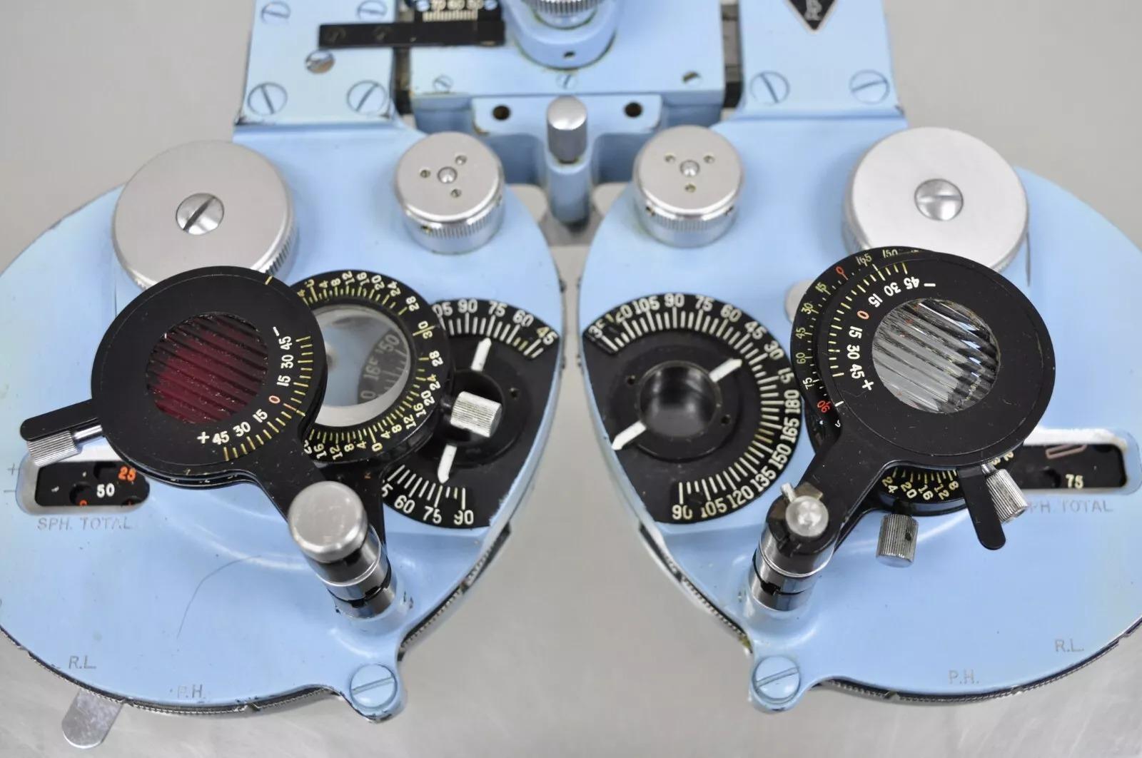 Vintage Bausch & Lomb Optical Blue Refractor Phoropter Medical Eye Exam Machine. Anfang des 20. Jahrhunderts. Abmessungen: 11