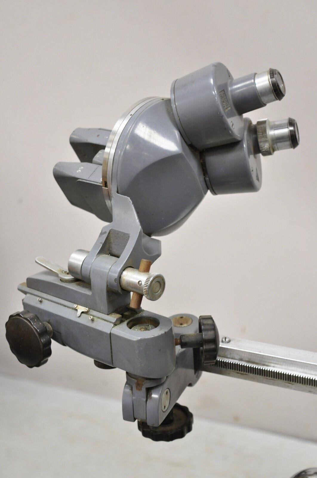 Vintage Bausch & Lomb Optical XD 7489 Medical Supply Test. L'article présente un dispositif optique Bausch & Lomb. Nous ne savons pas exactement à quoi il sert ni ce qu'il est censé faire. Environ 85 livres. Circa  Fin du 20e siècle. Dimensions :