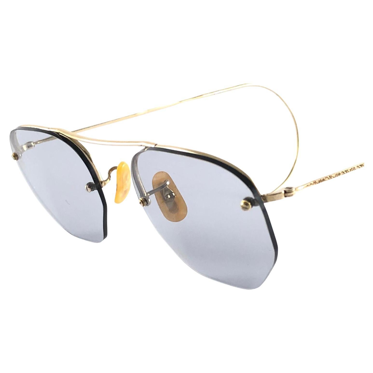 Superb Item! 1940's Bausch & Lomb delicate ornamented 12k gold plated rimless sunglasses.

Curled ear paddles. original nose pieces. 

Please note that this item is nearly 80 years old and has some ageing patina on the frame. 
A beautiful piece of