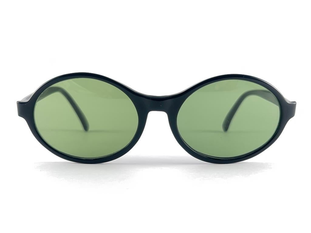 

New  Vintage Baush & Lomb Black Oval Style Sunglasses Holding A Pair Of Amazing
Green Lenses.
Superb Item, This Item may Show Minor Sign Of Wear Due To Storage.



Made In Canada



Front                                                        