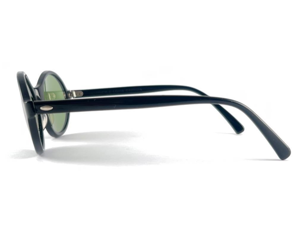 Grigio Occhiali da sole vintage Bausch & Lomb Sleek Oval Black Green Lenses B&L Canada in vendita