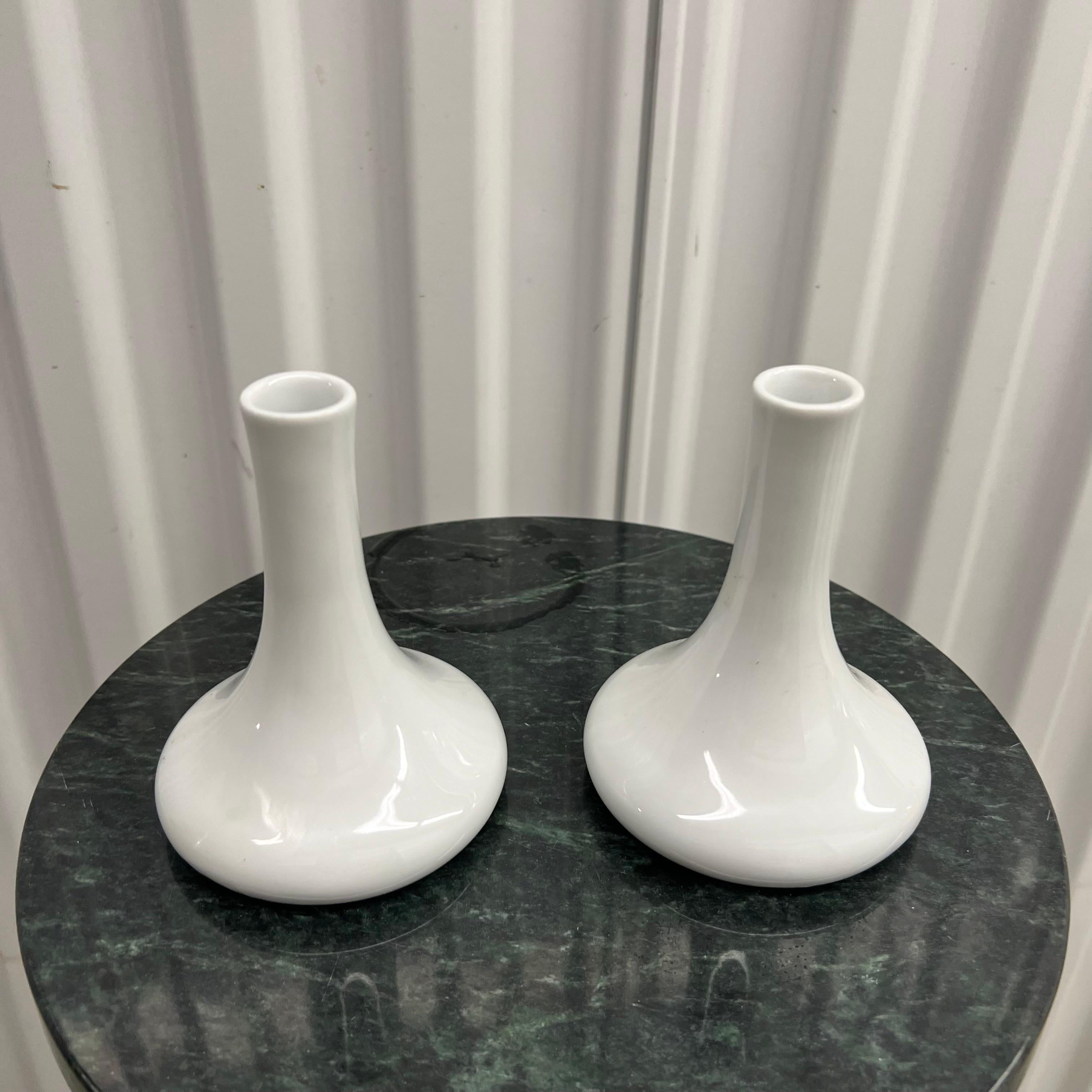 Set di 2 vasi d'epoca Bauscher Weiden Bavaria Germany White Bud Vase Designed For Pan Am 
Porcellana bianca. Ogni vaso misura 4 3/4