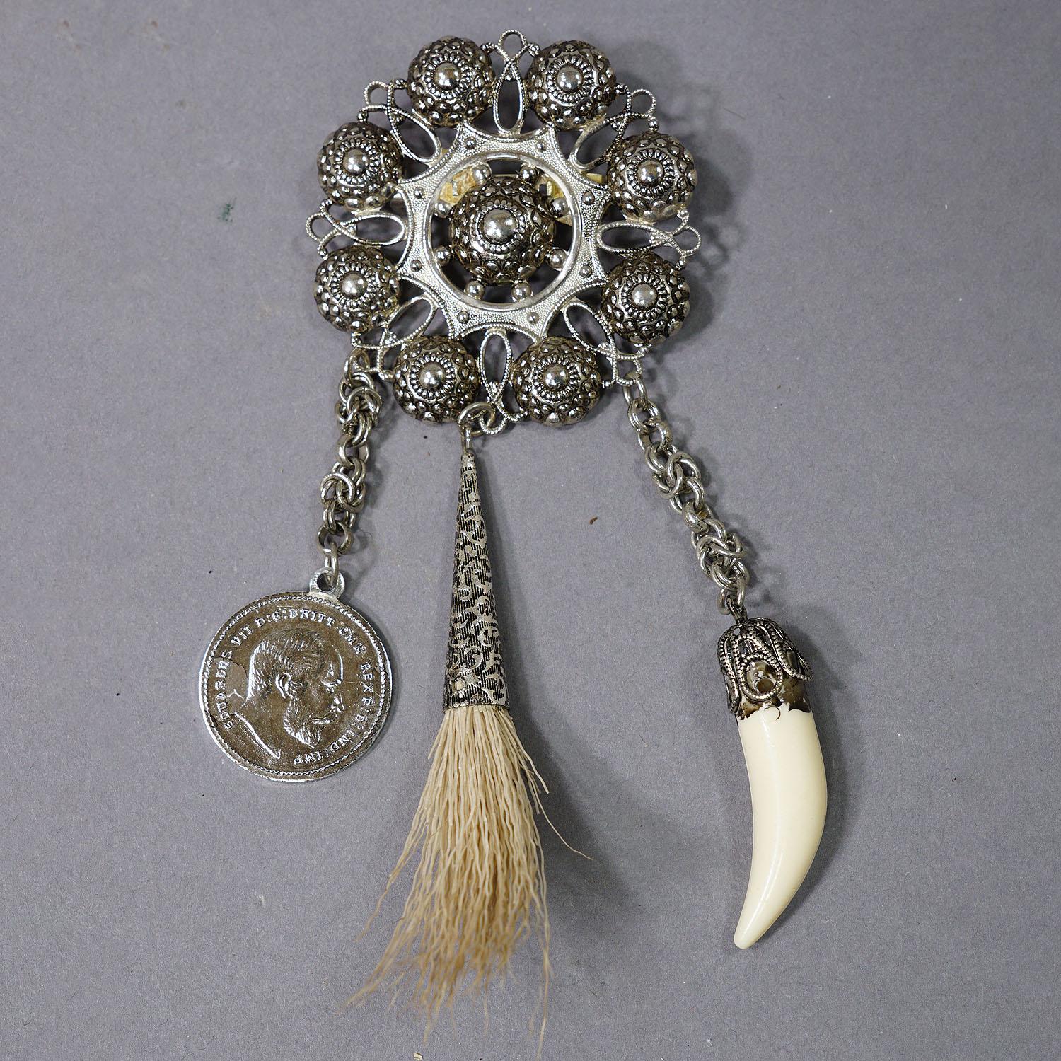 Broche fantaisie bavaroise vintage avec pendentifs de chasse

Un ancien pin's de costume traditionnel bavarois. Un magnifique bijou d'art populaire bavarois historique, une véritable pièce de collection. Une épingle de fantaisie est un bijou de