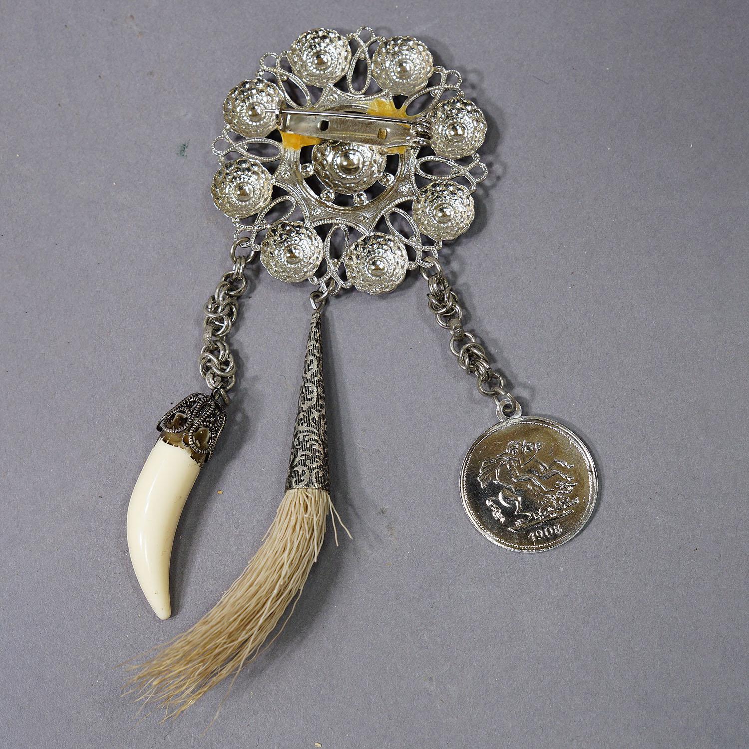 Artisanat Broche fantaisie bavaroise vintage avec pendentifs de chasse en vente