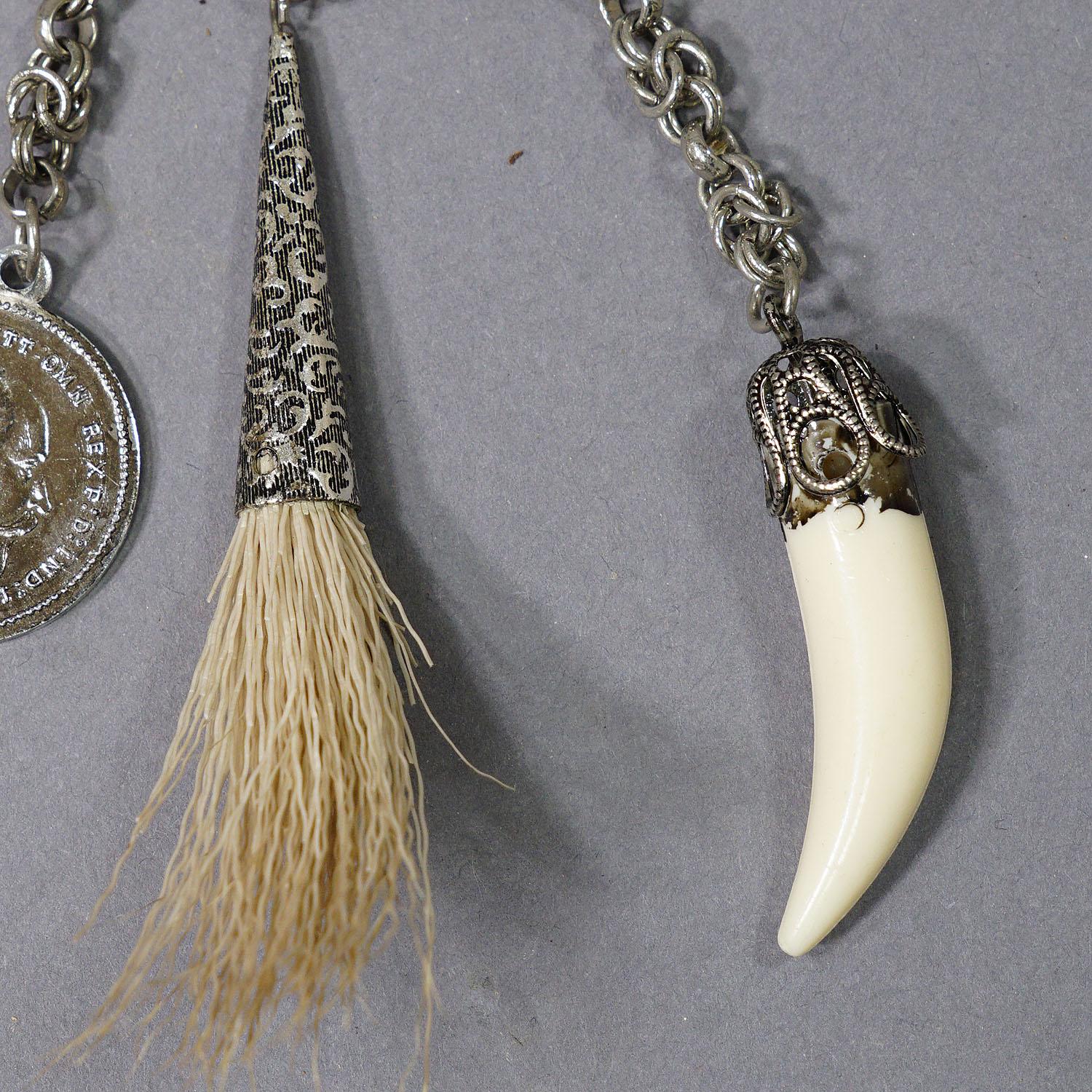 Allemand Broche fantaisie bavaroise vintage avec pendentifs de chasse en vente