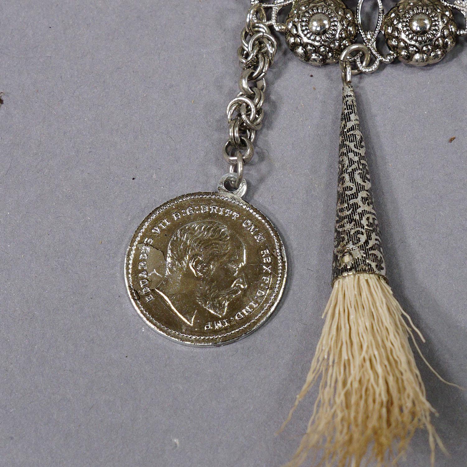 Broche fantaisie bavaroise vintage avec pendentifs de chasse Bon état - En vente à Berghuelen, DE