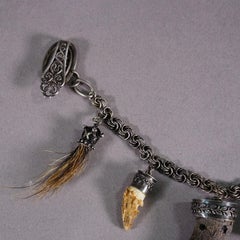 Charivari di bigiotteria tradizionale bavarese d'epoca con ciondoli da caccia