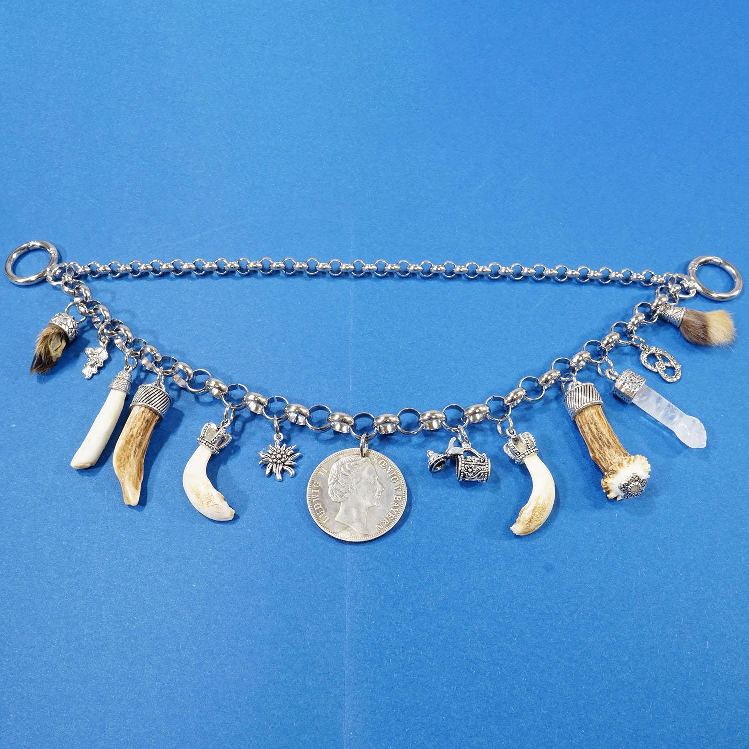 Charivari di bigiotteria tradizionale bavarese d'epoca con ciondoli da caccia

Un Charivari bavarese della metà del XX secolo. Un bellissimo pezzo di gioielleria storica dell'arte popolare bavarese, un vero e proprio oggetto da collezione. Il